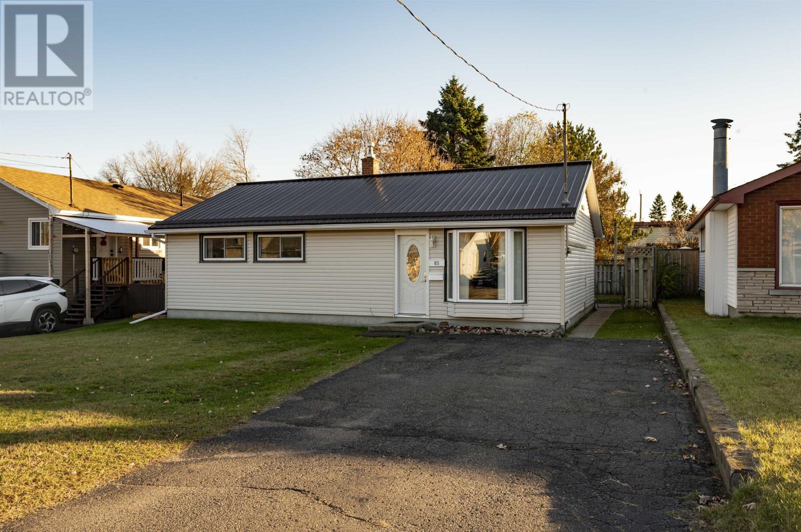 85 Milne St, Thunder Bay, ON P7A 6S9
