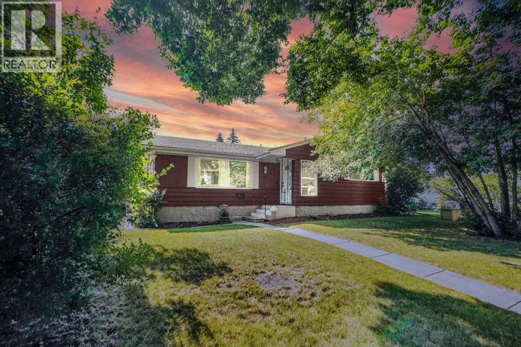 1447 Northmount Dr NW, Calgary, AB T2L 0G7