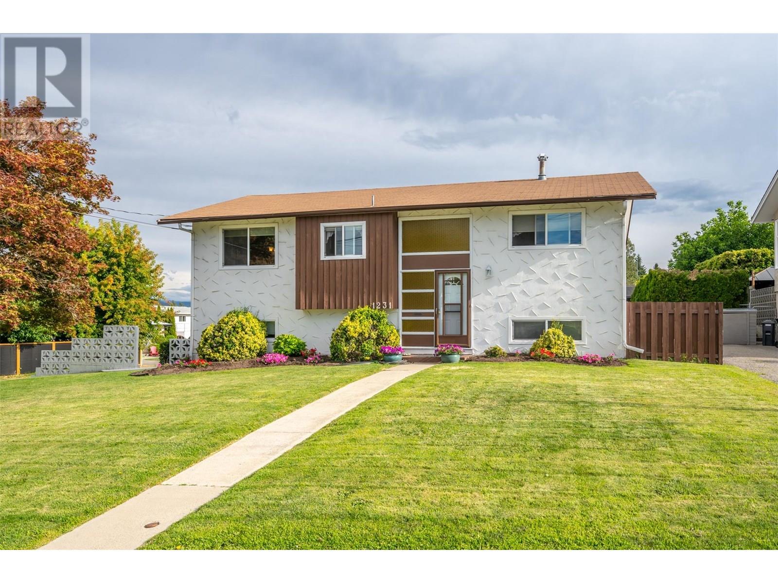 1231 Maccleave Ave, Penticton, BC V2A 3E3