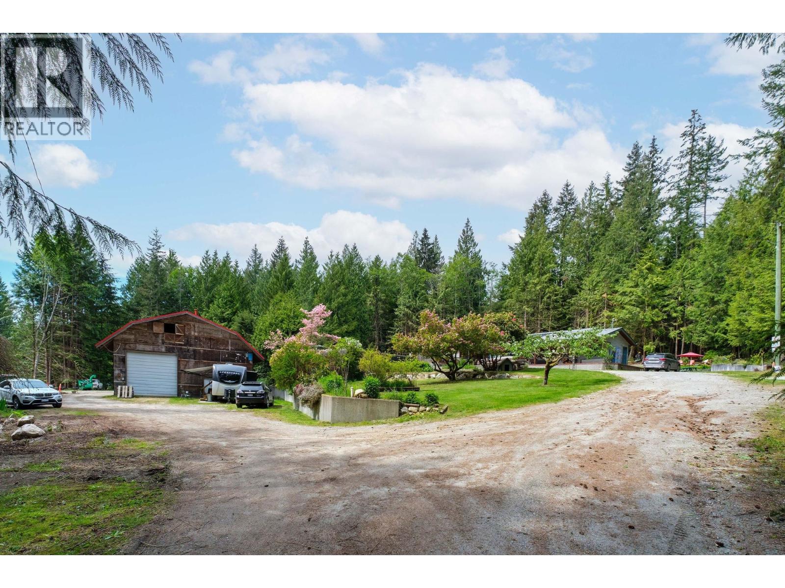 3318 Linwood Rd, Roberts Creek, BC V0N 2W1