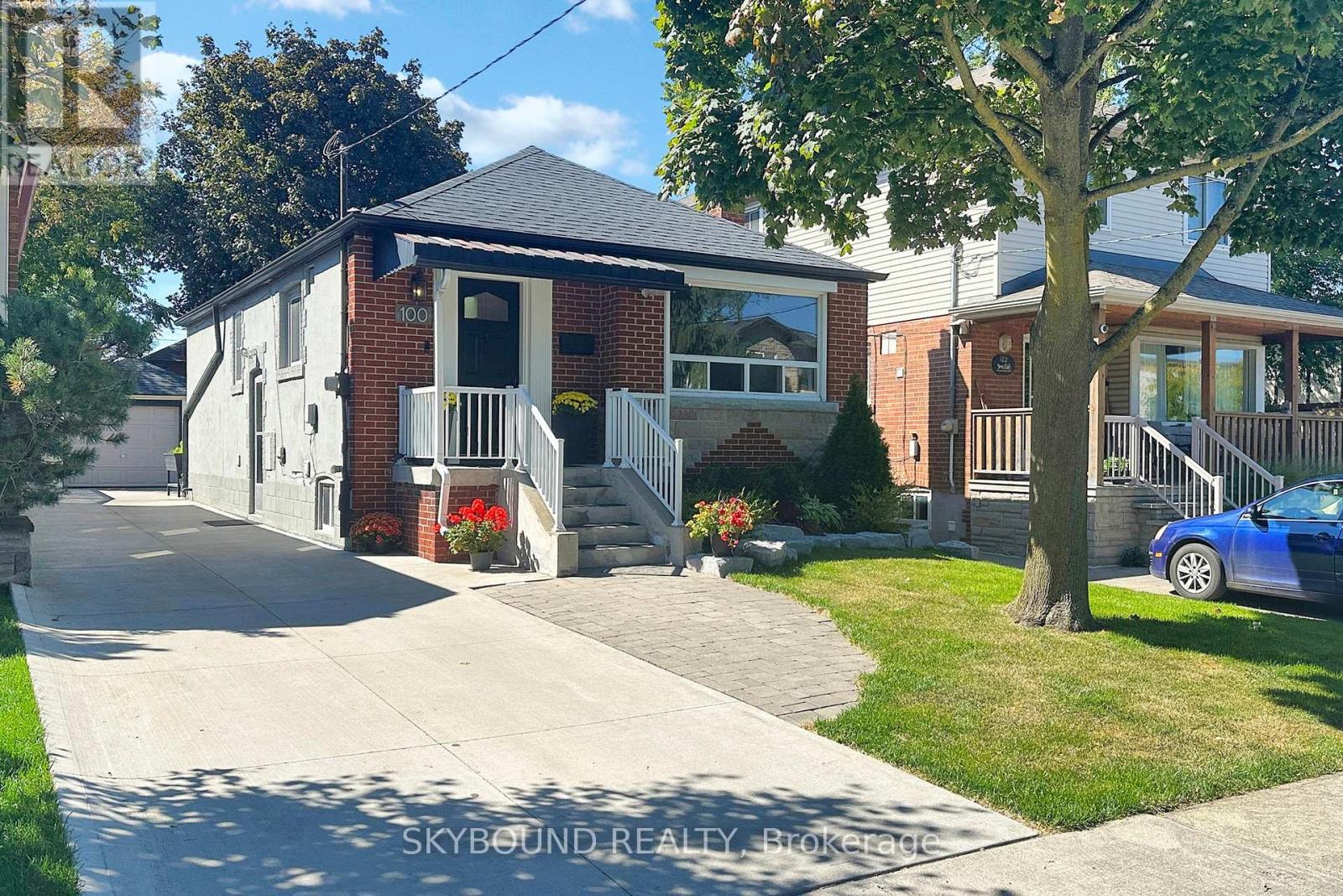 100 Lankin Blvd, Toronto, ON M4J 4X3
