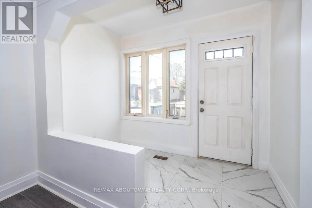126 Harmony Ave, Hamilton, ON L8H 4Y3