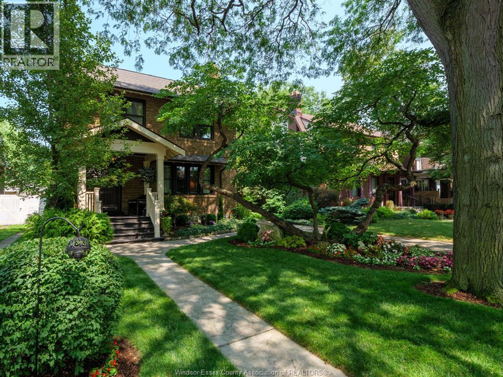 970 Victoria Ave, Windsor, ON N9A 4N4