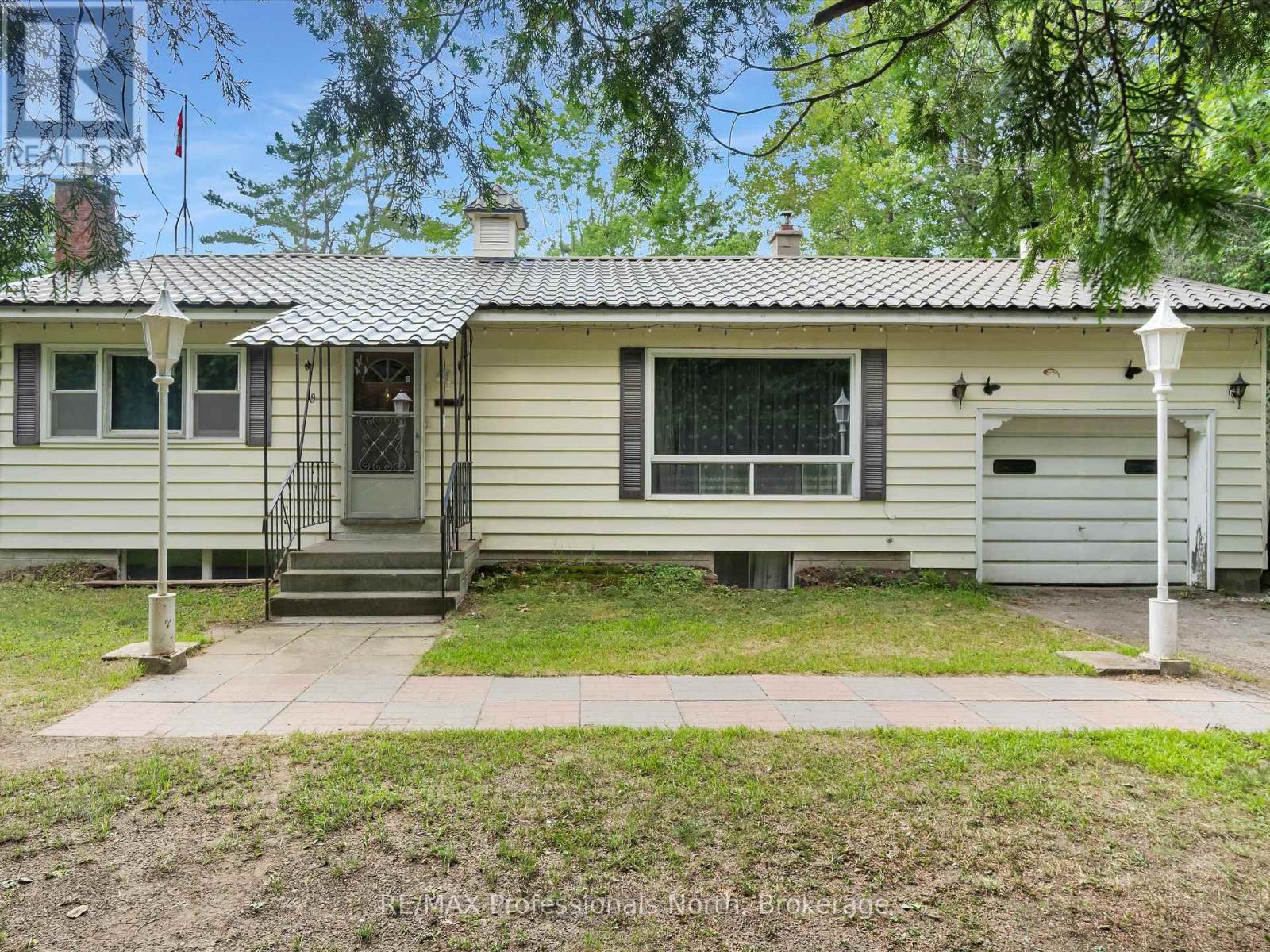 1716 Gravenhurst Pkwy, Gravenhurst, ON P1P 1R1