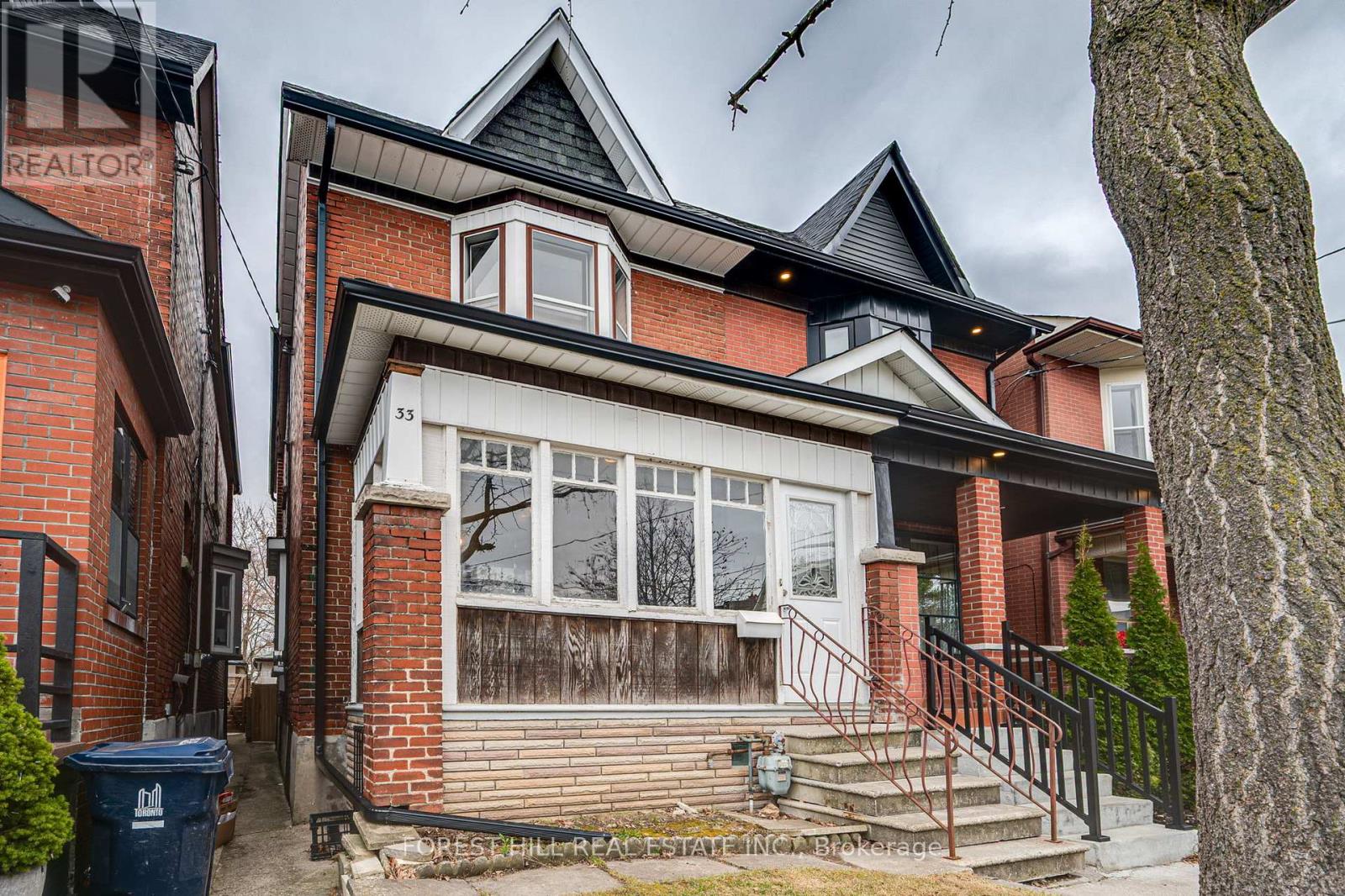 33 Hounslow Heath Rd, Toronto, ON M6N 1G7