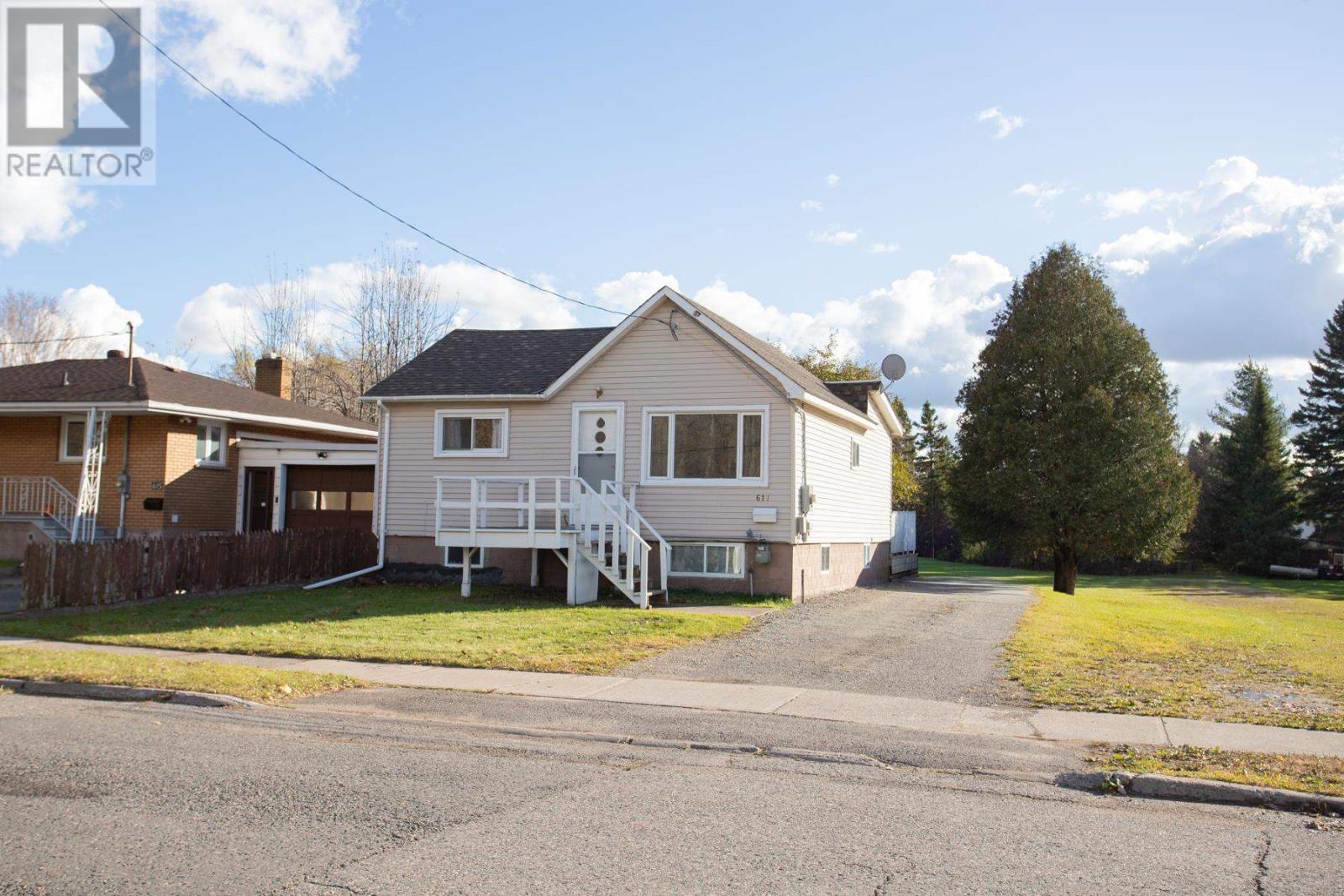 617 Douglas St, Sault Ste. Marie, ON P6C 1V5