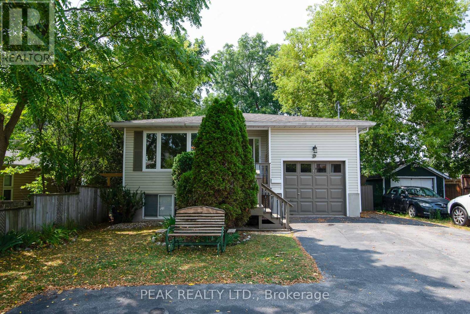 9 Macville Ave, Kitchener, ON N2K 1T2