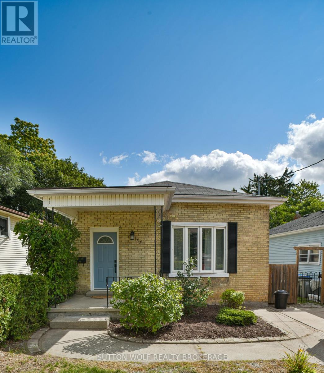 133 Oxford St, Strathroy-Caradoc, ON N7G 3A6