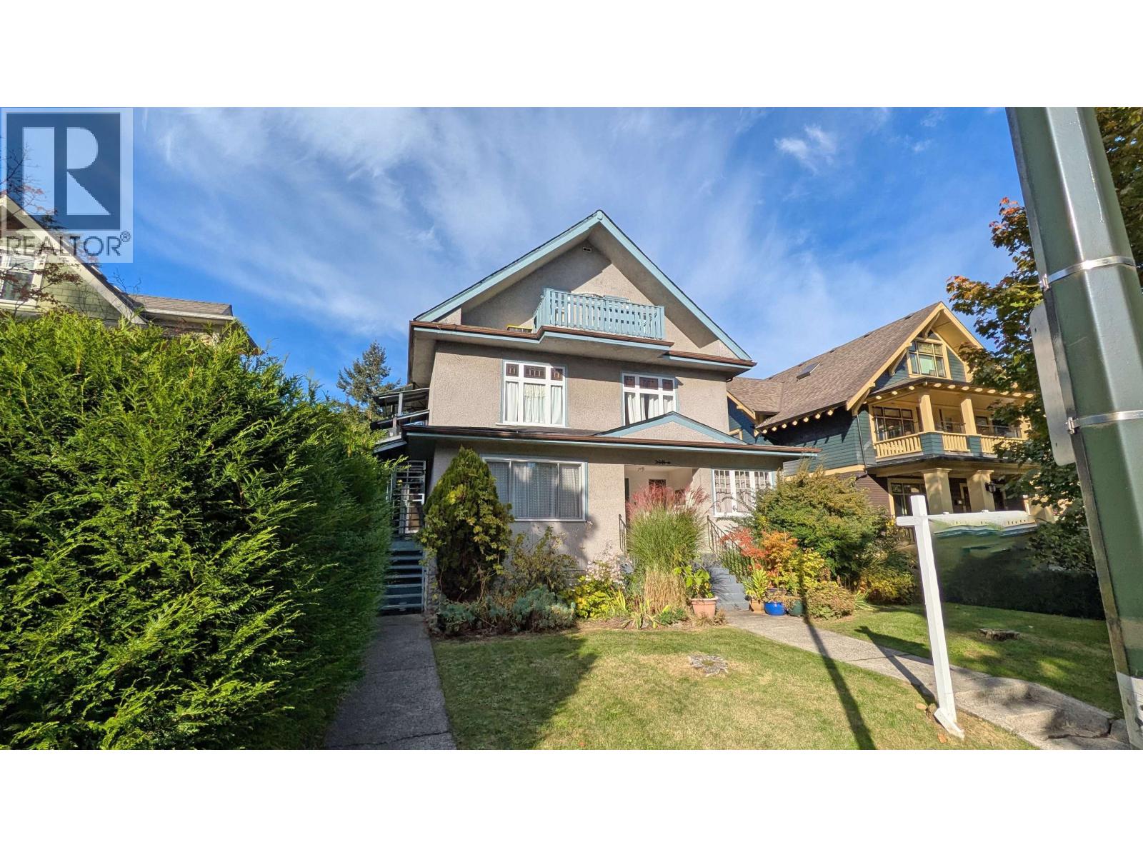 345 W 11th Ave, Vancouver, BC V5Y 1T3