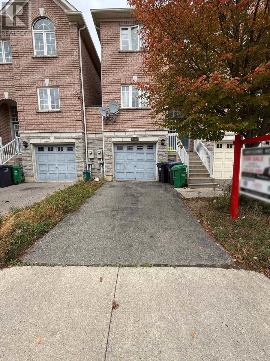 5797 Tiz Rd, Mississauga, ON L5R 0B4