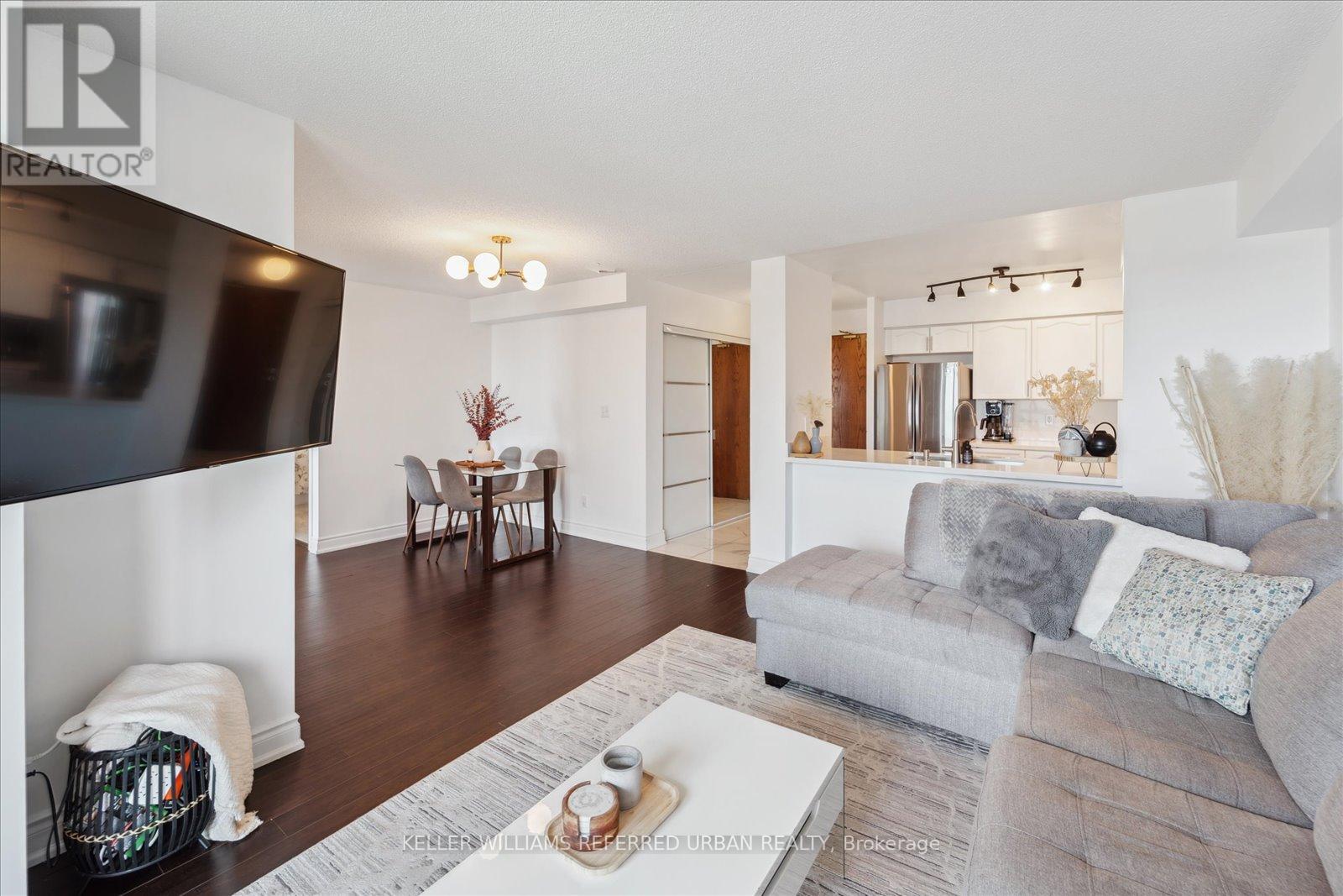 605 3 Ellesmere St, Richmond Hill, ON L4B 4N2