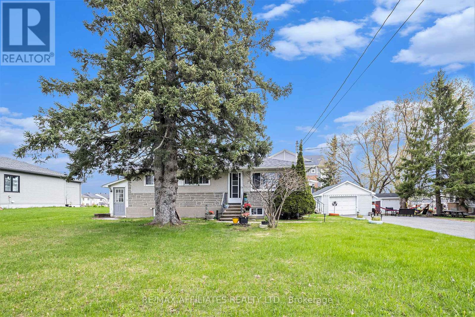 6208 Renaud Rd, Ottawa, ON K1W 0L1