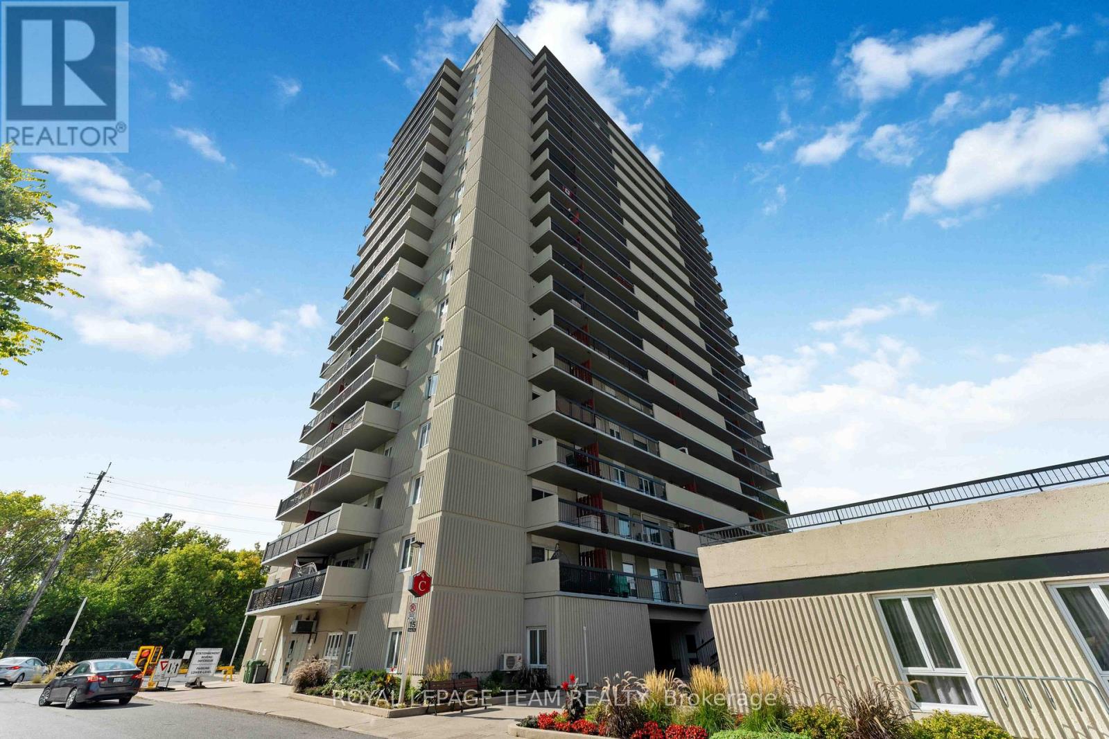 606 158c Mcarthur Ave, Ottawa, ON K1L 8E7