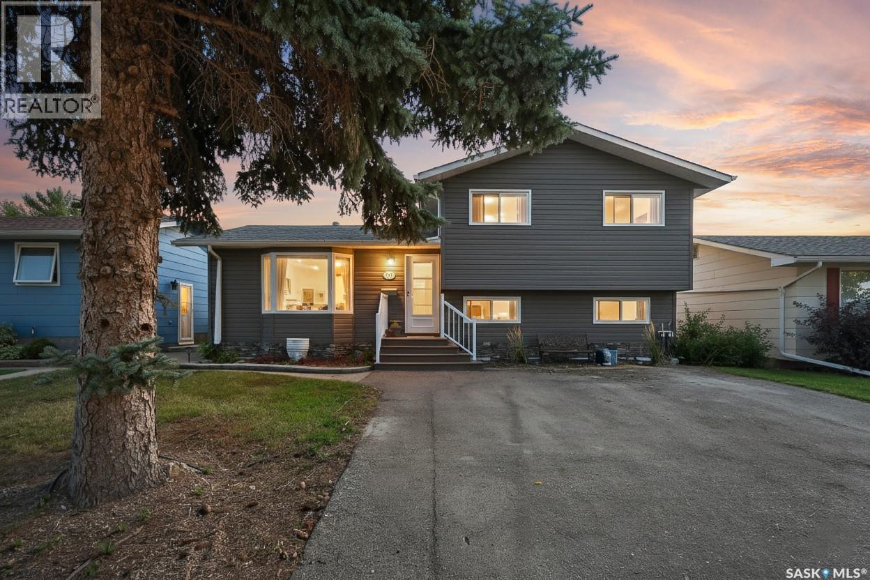 1082 Corman Cres, Moose Jaw, SK S6H 6W1
