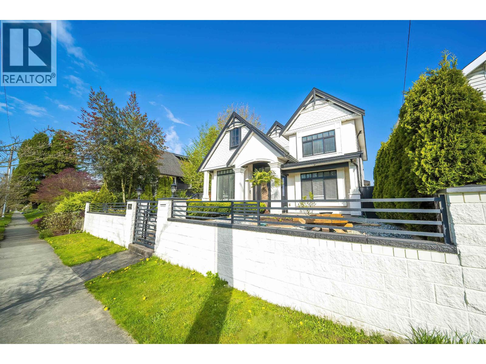 813 Dublin St, New Westminster, BC V3M 2Y5