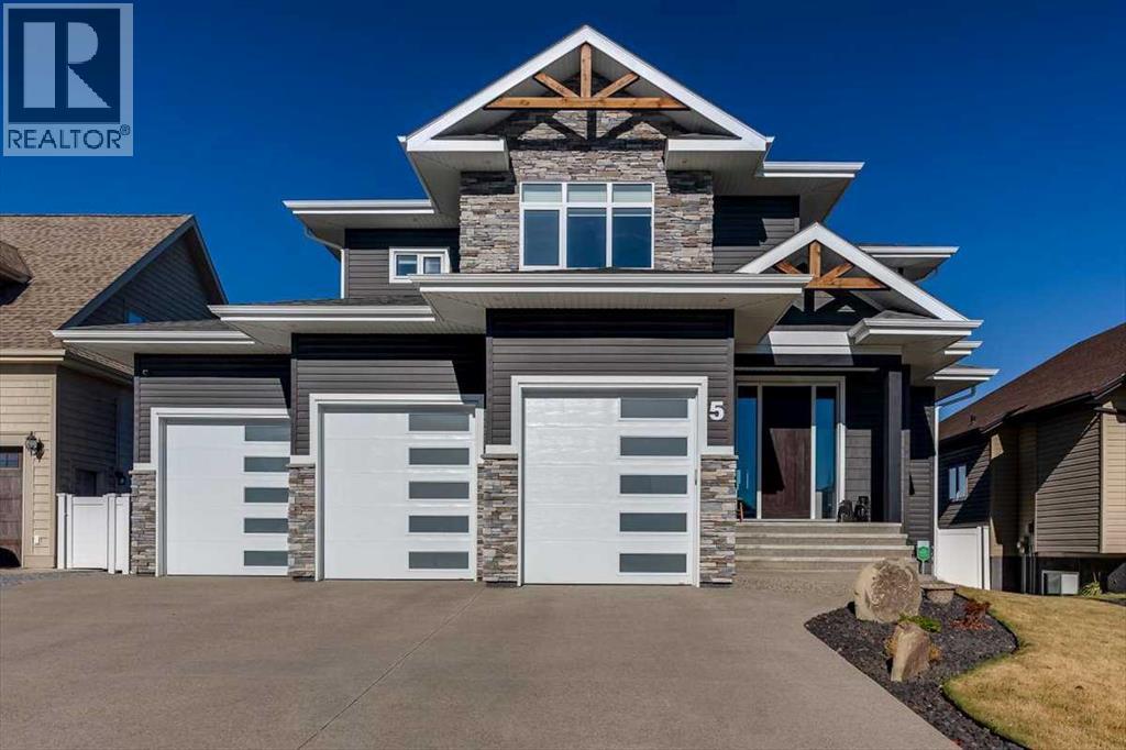 5 Leonard Close, Sylvan Lake, AB T4S 0E7