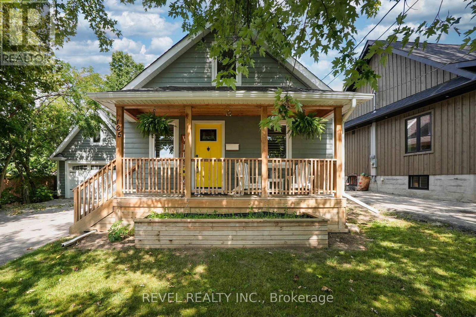 125 Dundonald St, Barrie, ON L4M 3T7