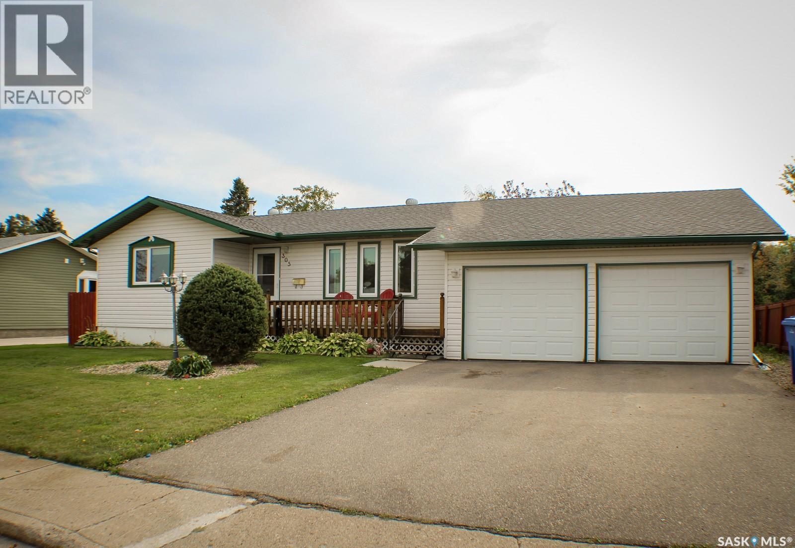 305 Churchill Dr, Melfort, SK S0E 1A0