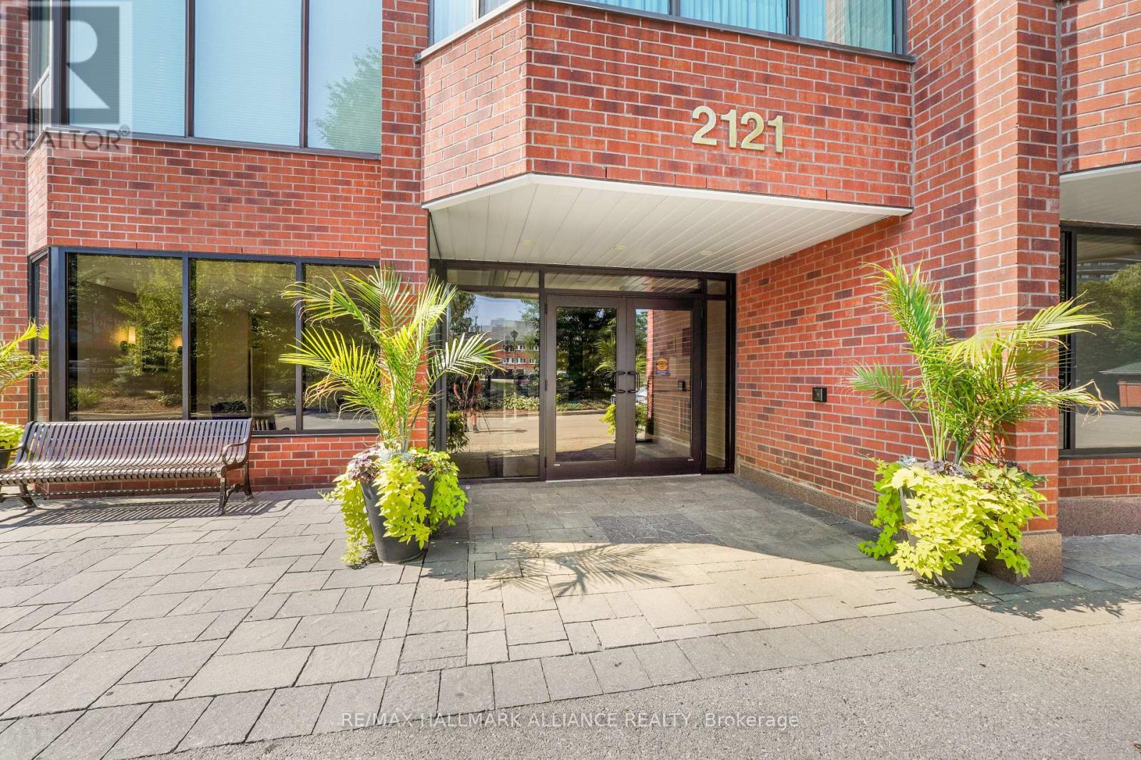 205 2121 Lakeshore Rd, Burlington, ON L7R 1C9