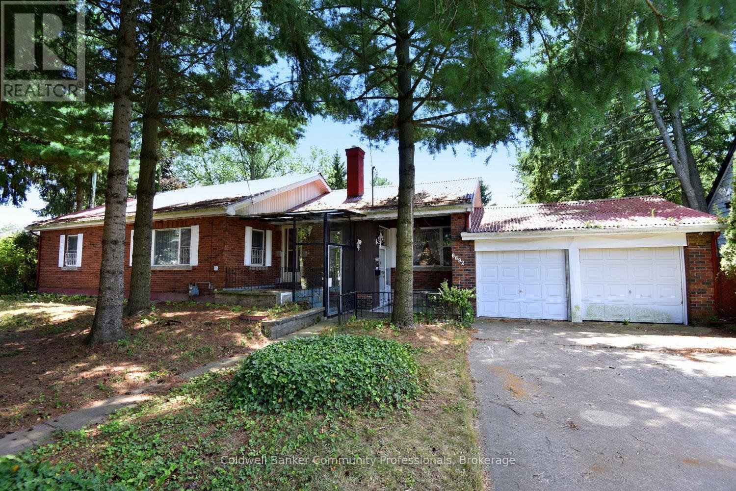 6692 Barker St, Niagara Falls, ON L2G 1Z2
