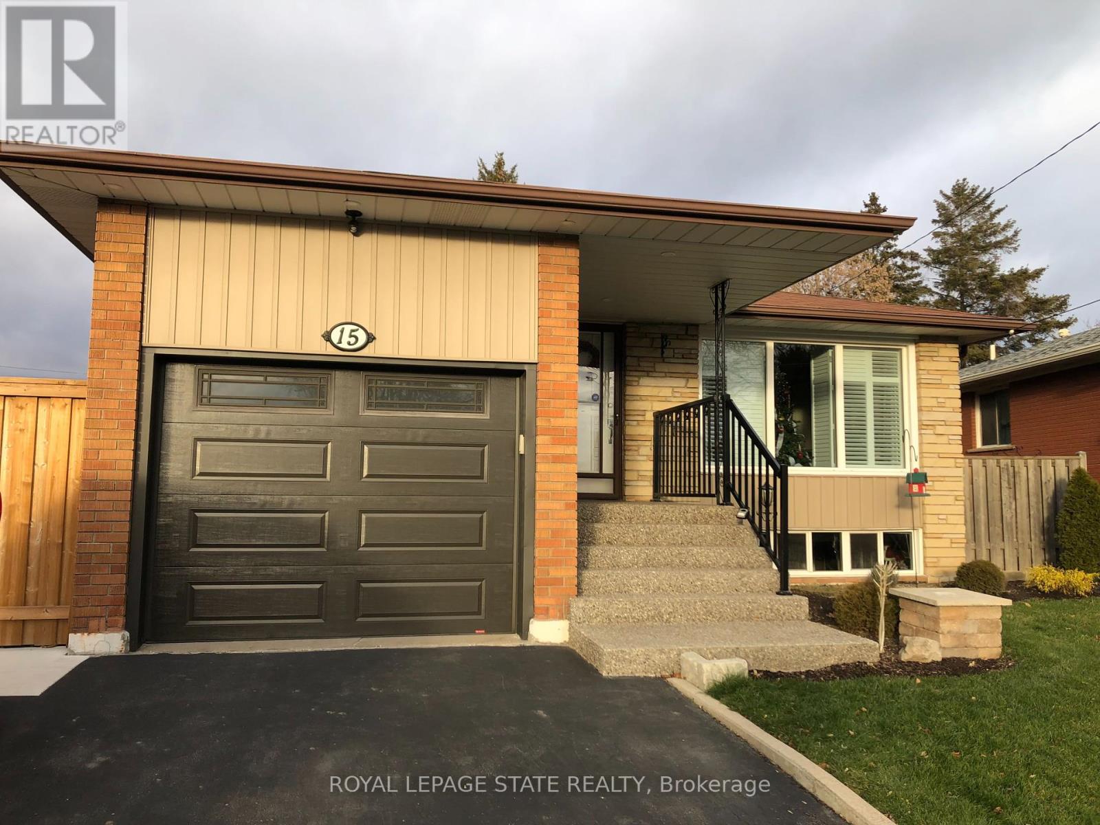 15 Purdy Cres, Hamilton, ON L9A 3B4