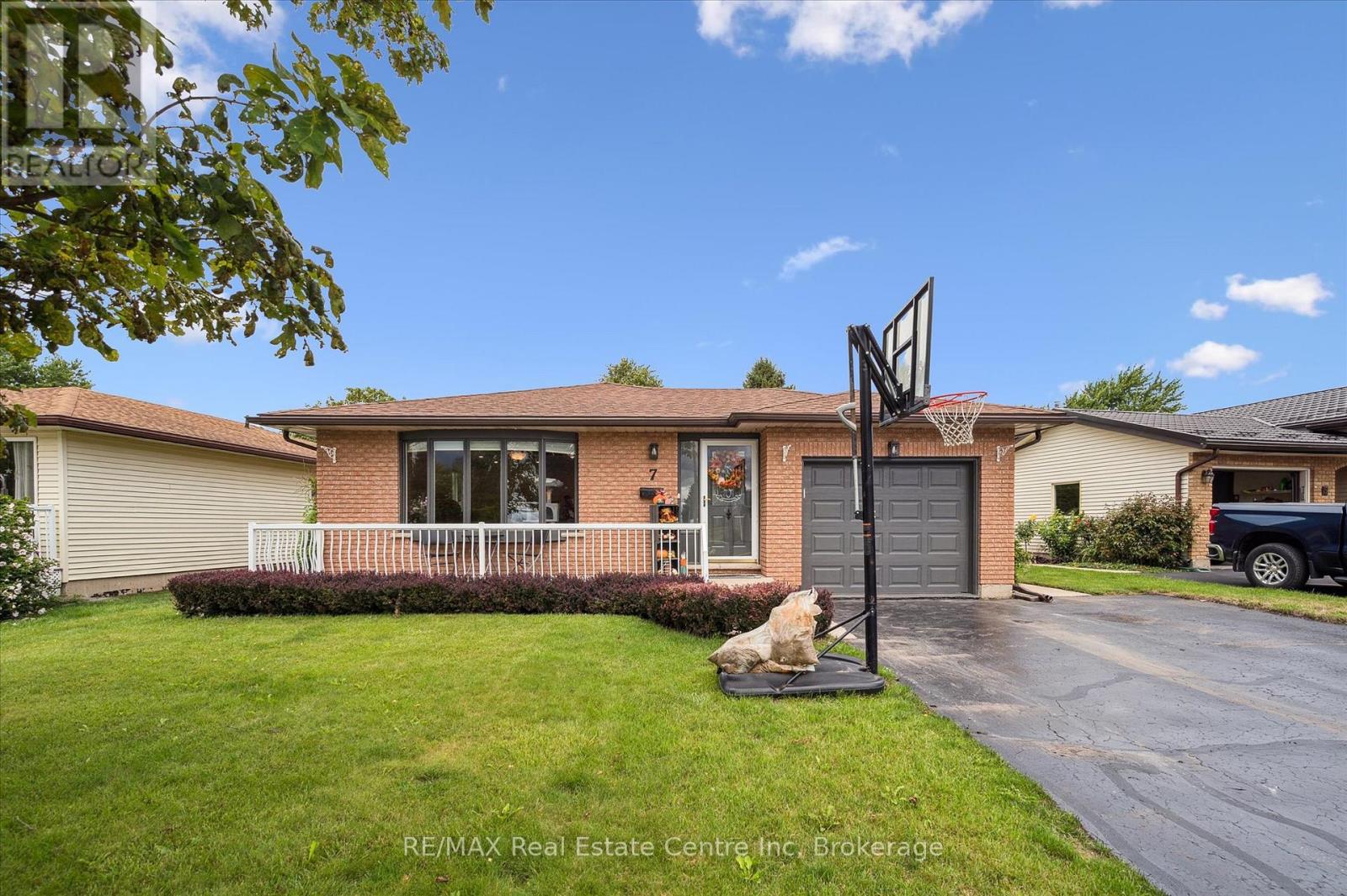 7 Eastview Dr, Wellington North, ON N0G 1A0