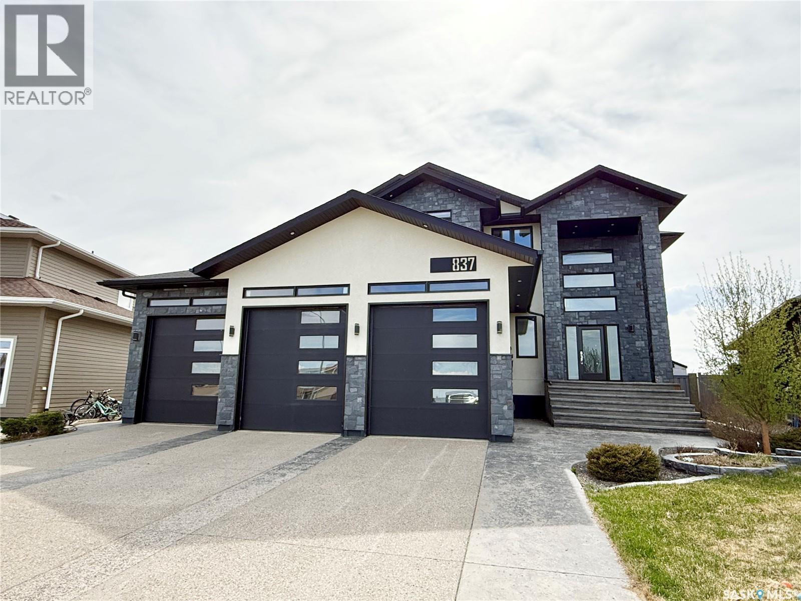 837 Johnston Dr, Weyburn, SK S4H 3M5