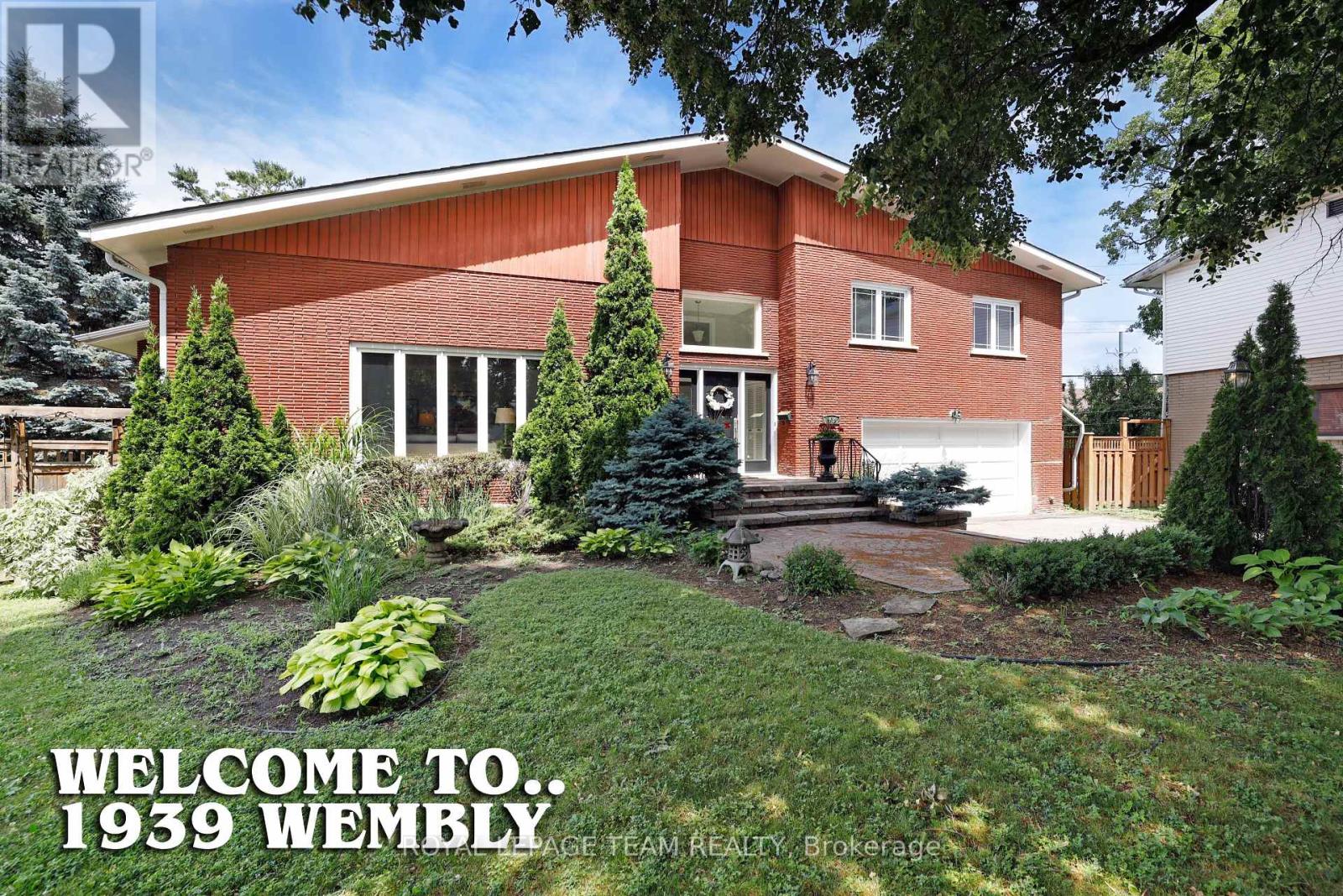 1939 Wembley Ave, Ottawa, ON K2A 1A8