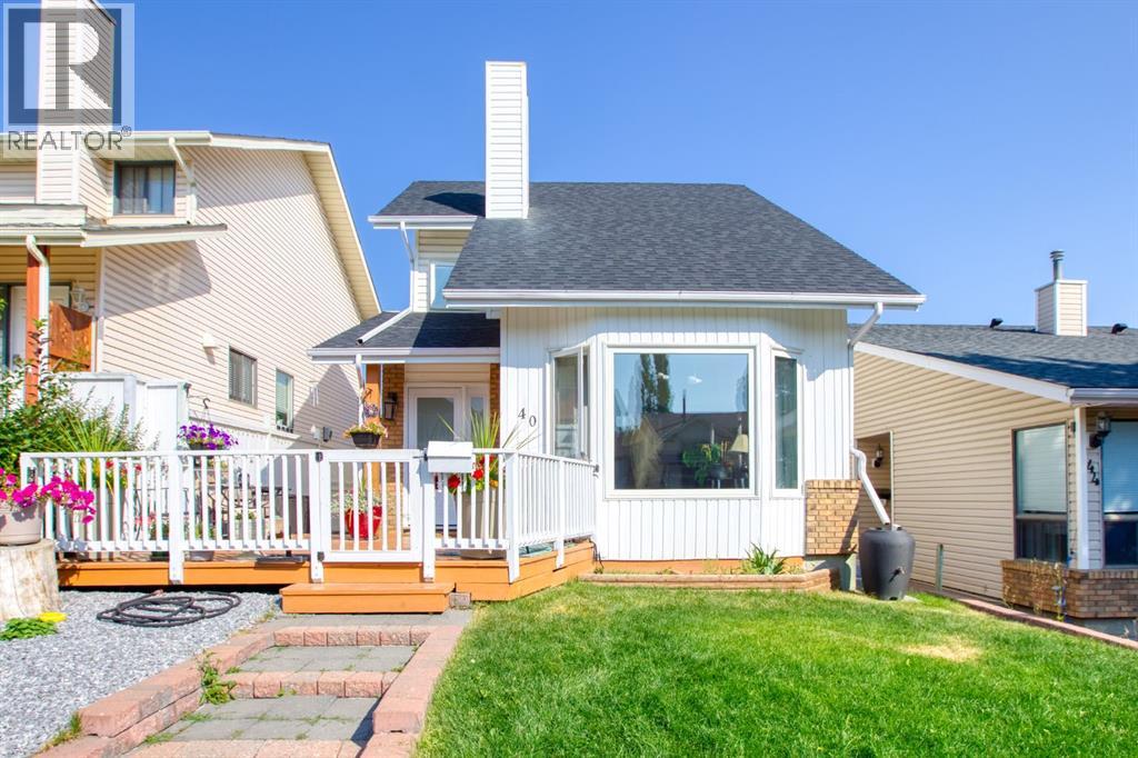 40 Strathearn Cres SW, Calgary, AB T3H 1R9
