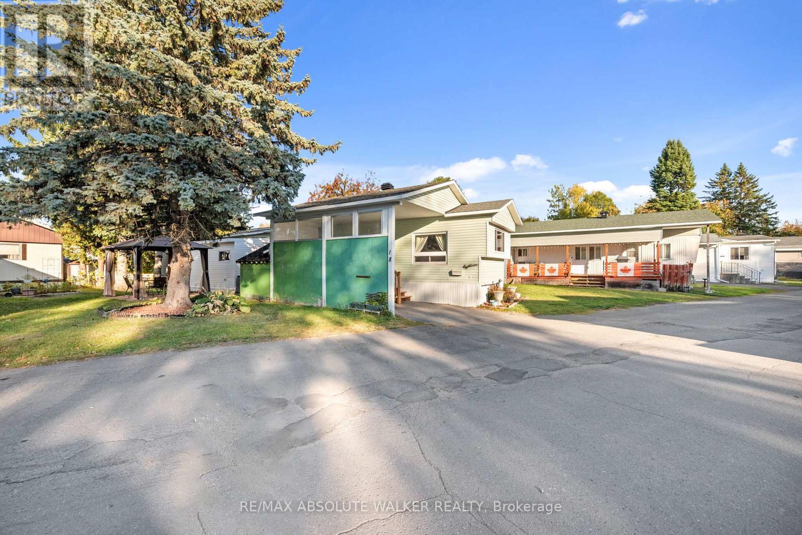 18 Tracy Ave, Ottawa, ON K2H 7P7