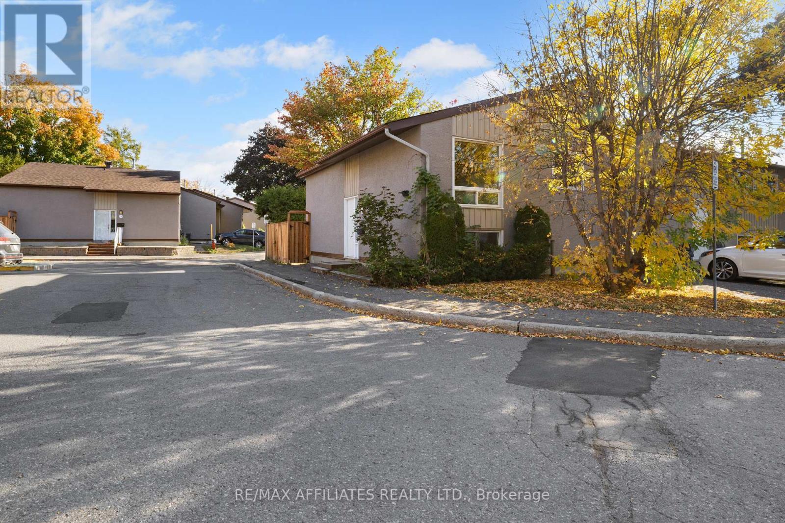 306 Woodfield Dr, Ottawa, ON K2G 3W9
