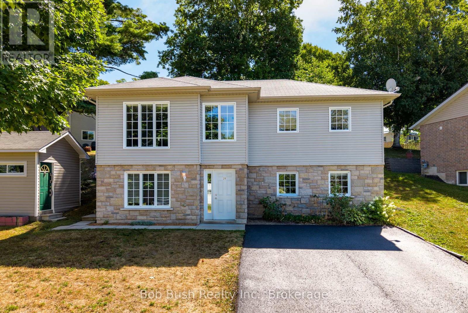 21 Church St, Penetanguishene, ON L9M 1A9