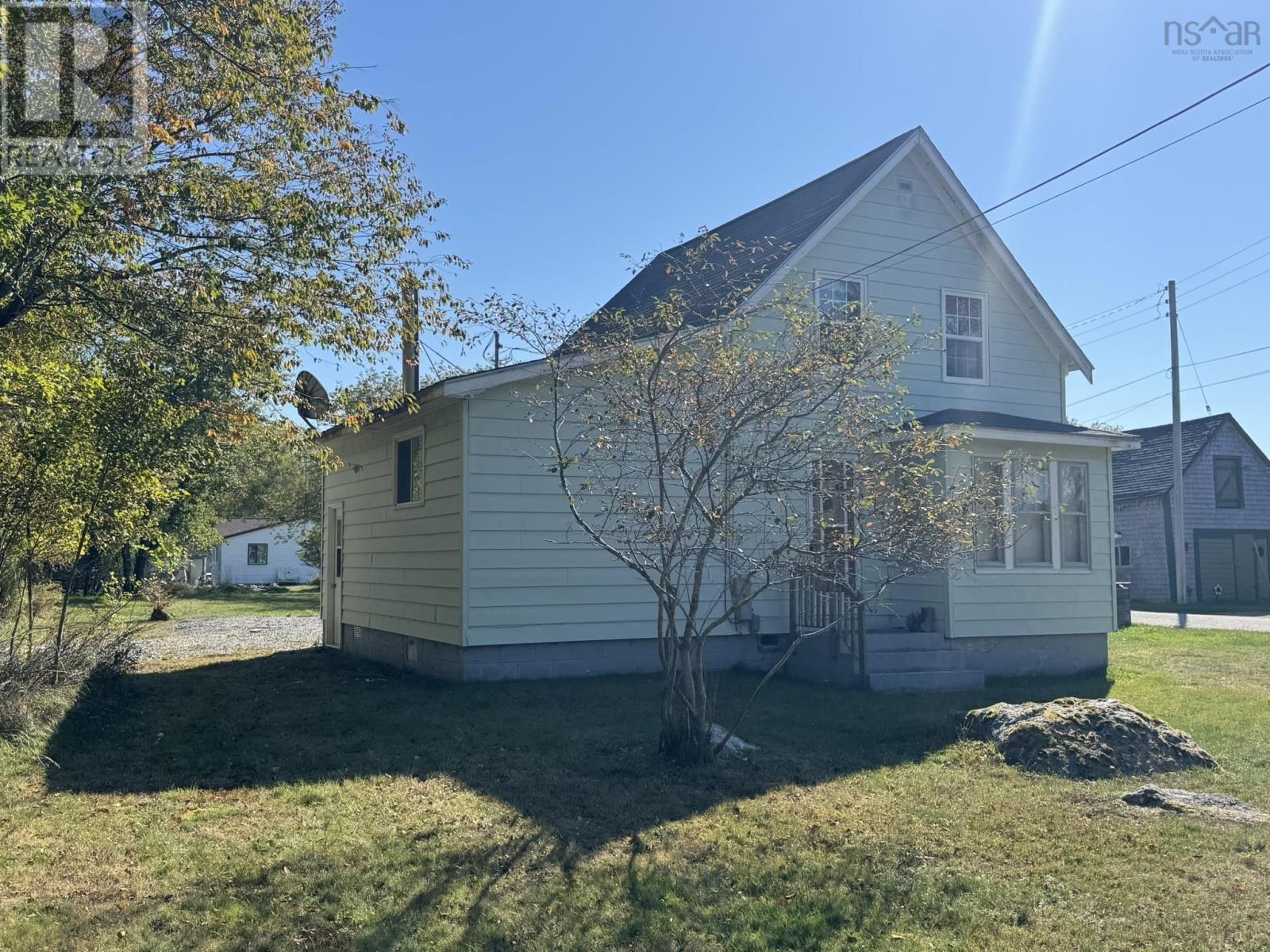 59 Transvaal St, Shelburne, NS B0T 1W0