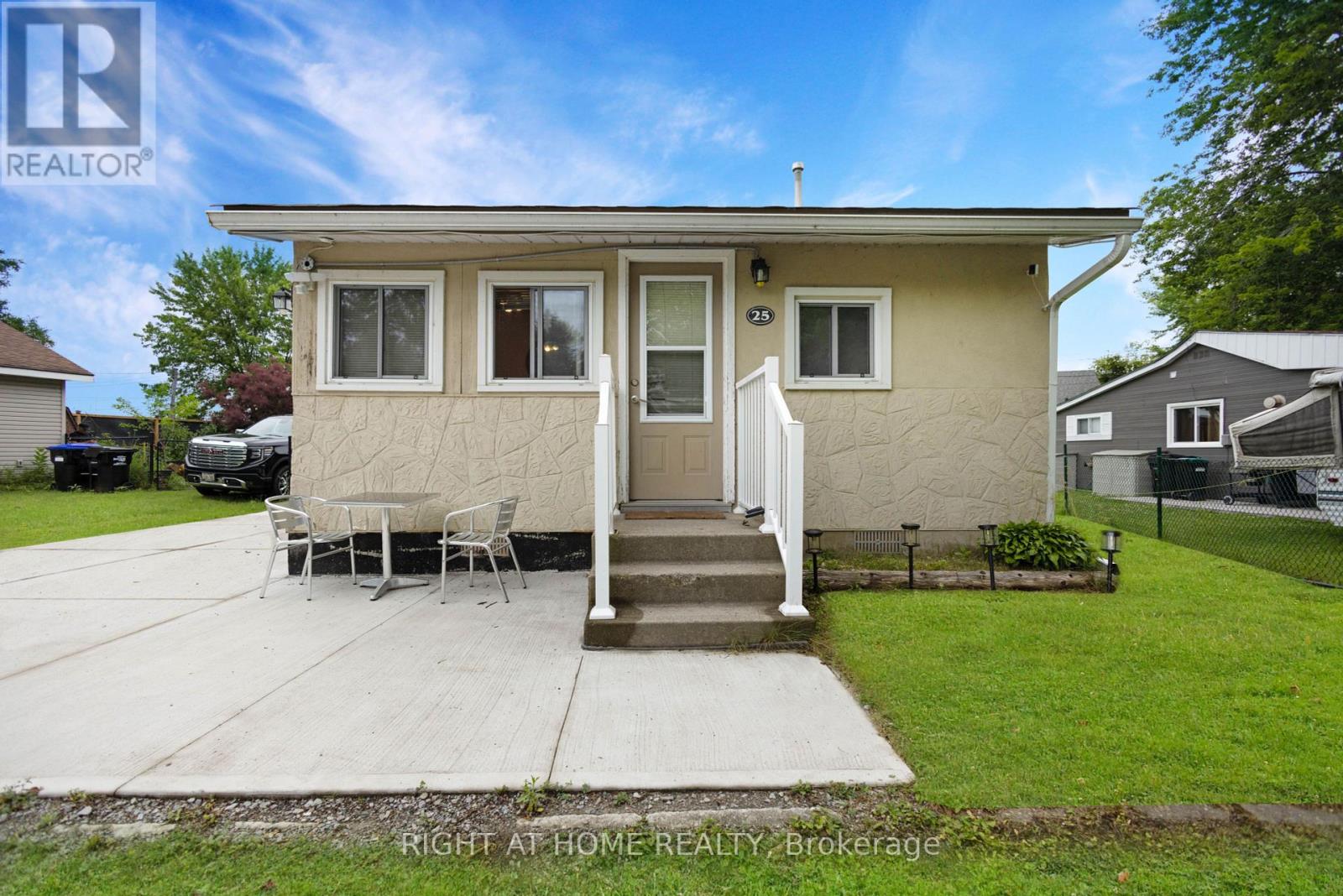 25 Playfair Dr, Tay, ON L0K 2C0