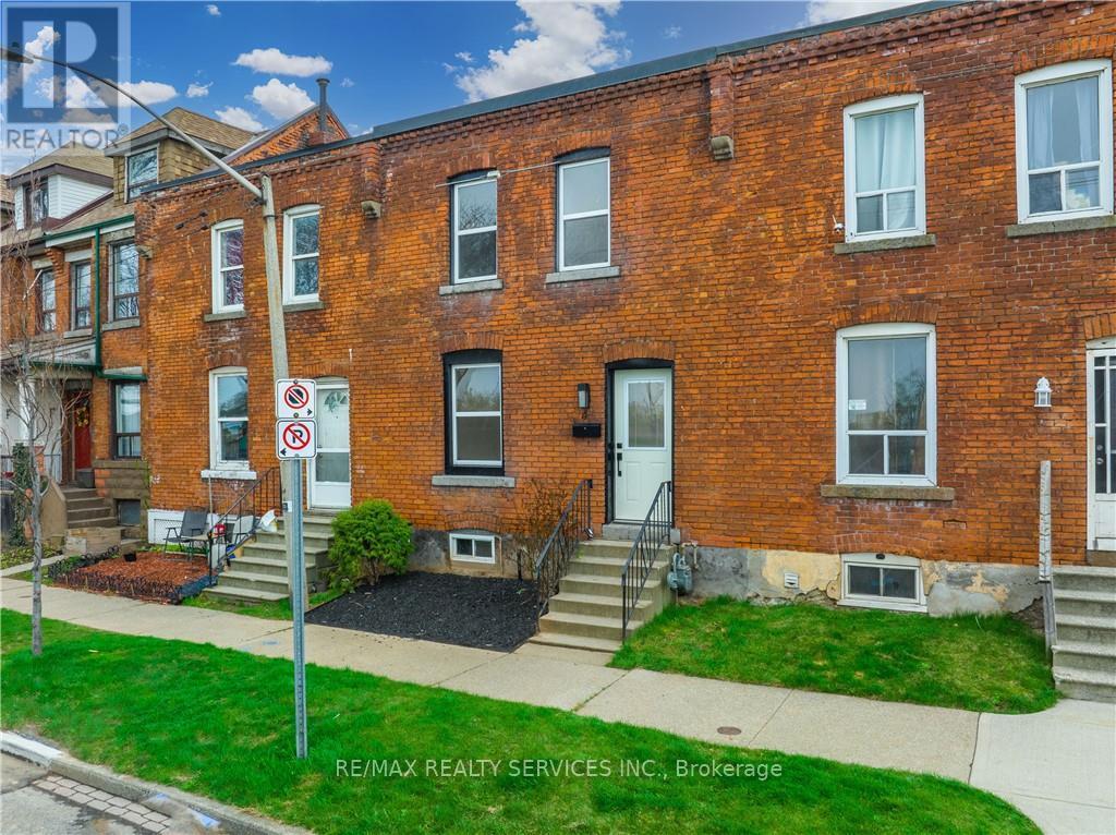 6 Mars Ave, Hamilton, ON L8L 3V8