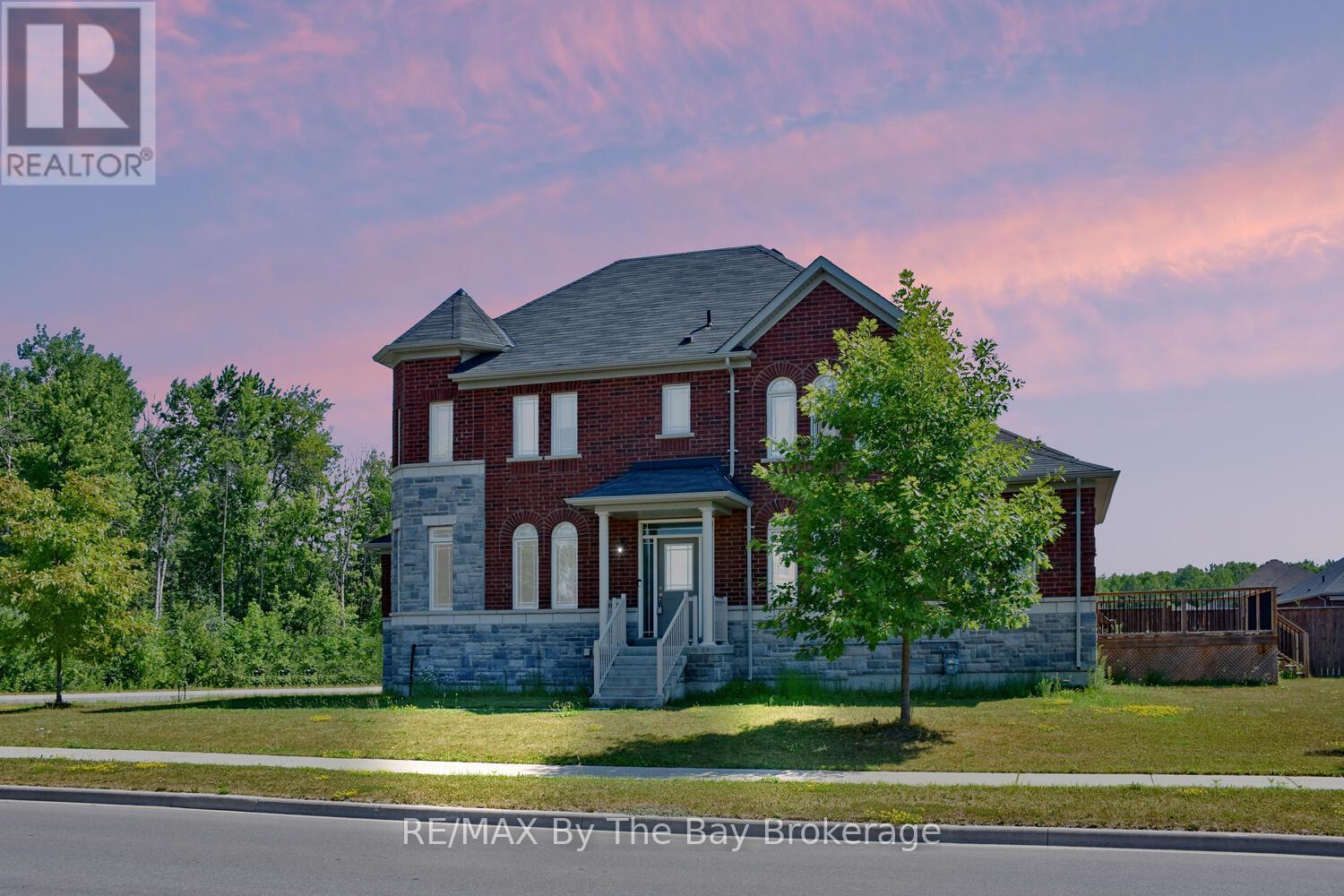 52 Pearl St, Wasaga Beach, ON L9Z 0G8