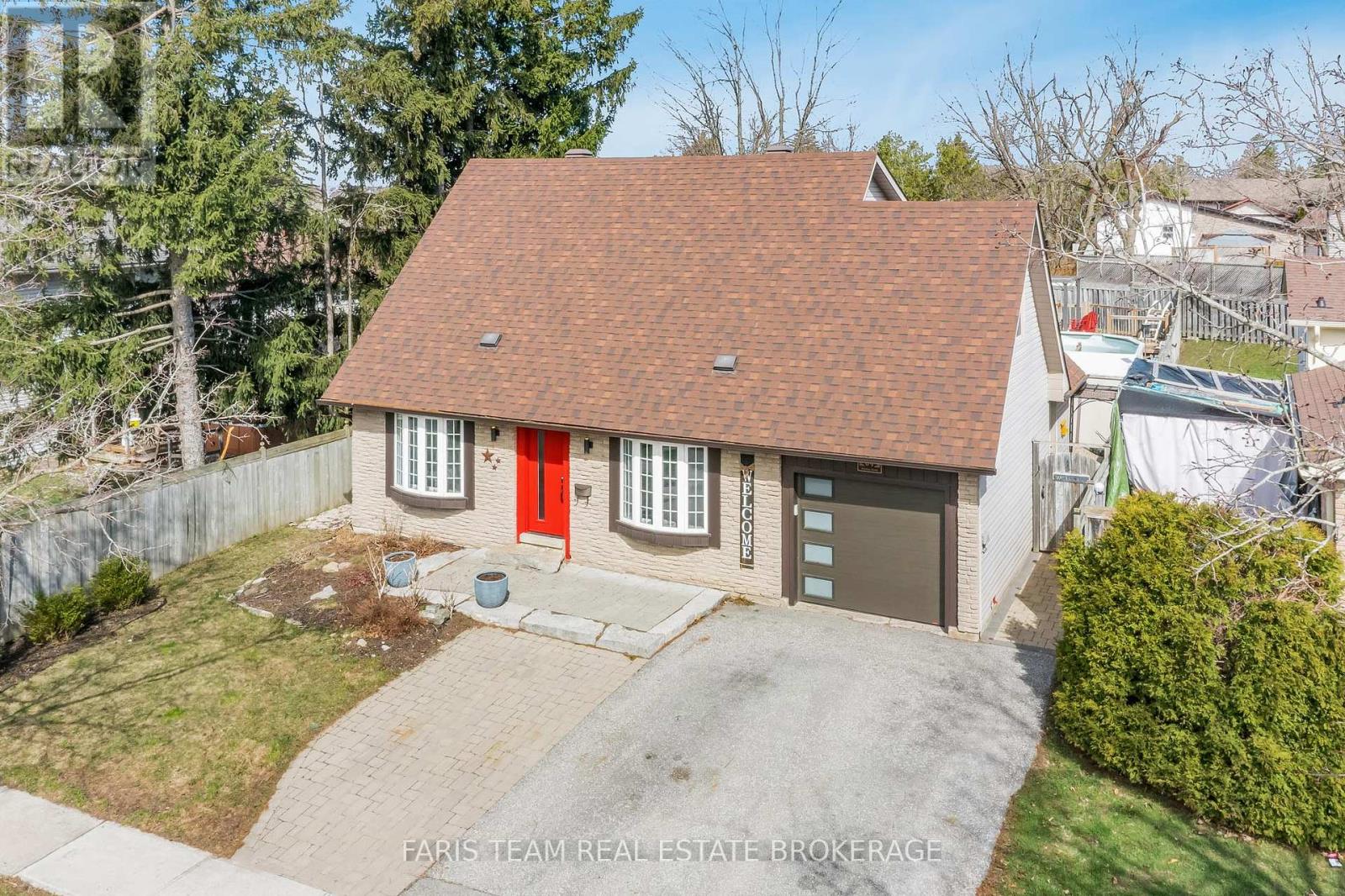 64 Heather St, Barrie, ON L4N 4N1