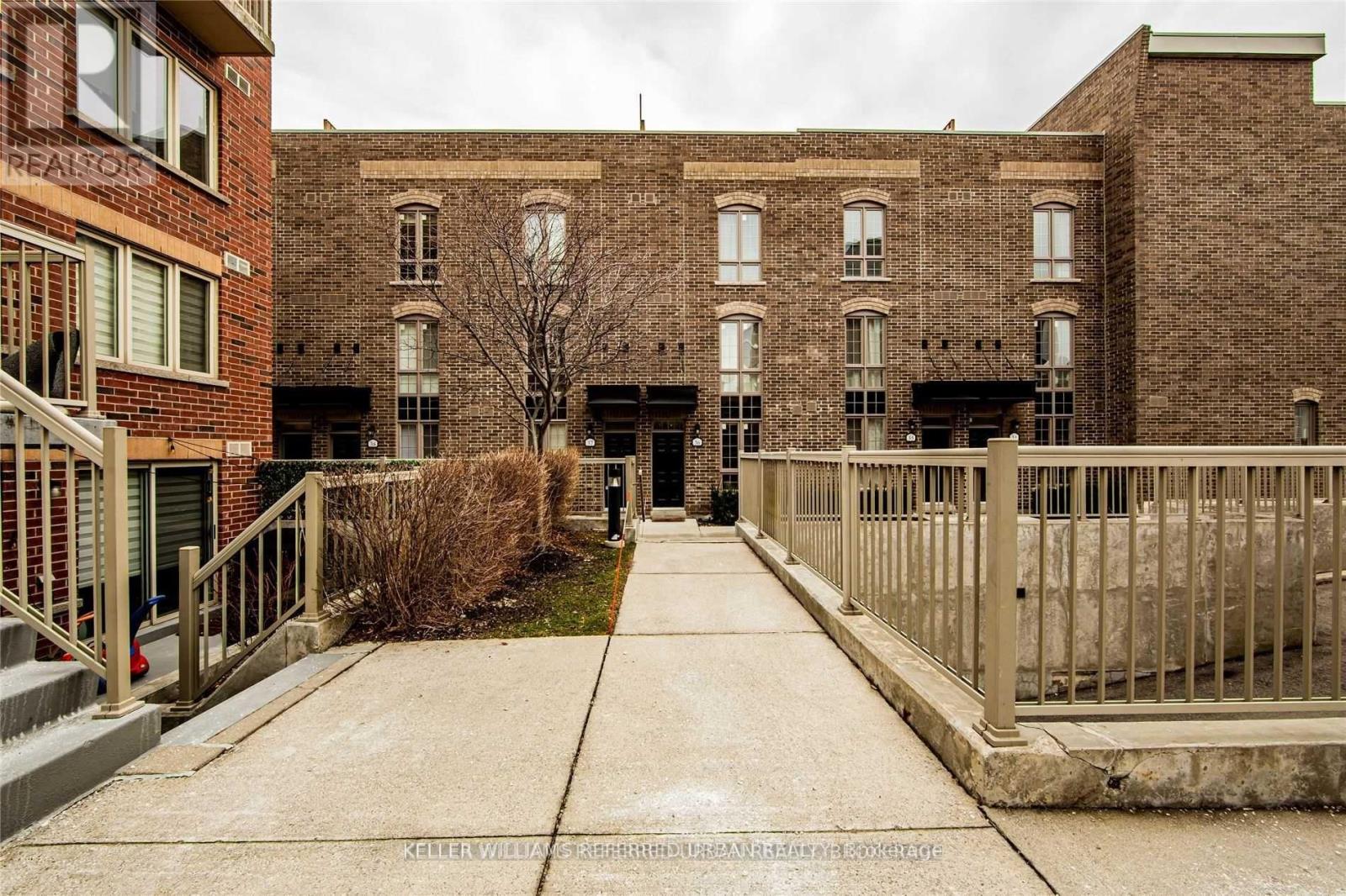 37 3 Elsie Ln, Toronto, ON M6P 0B8