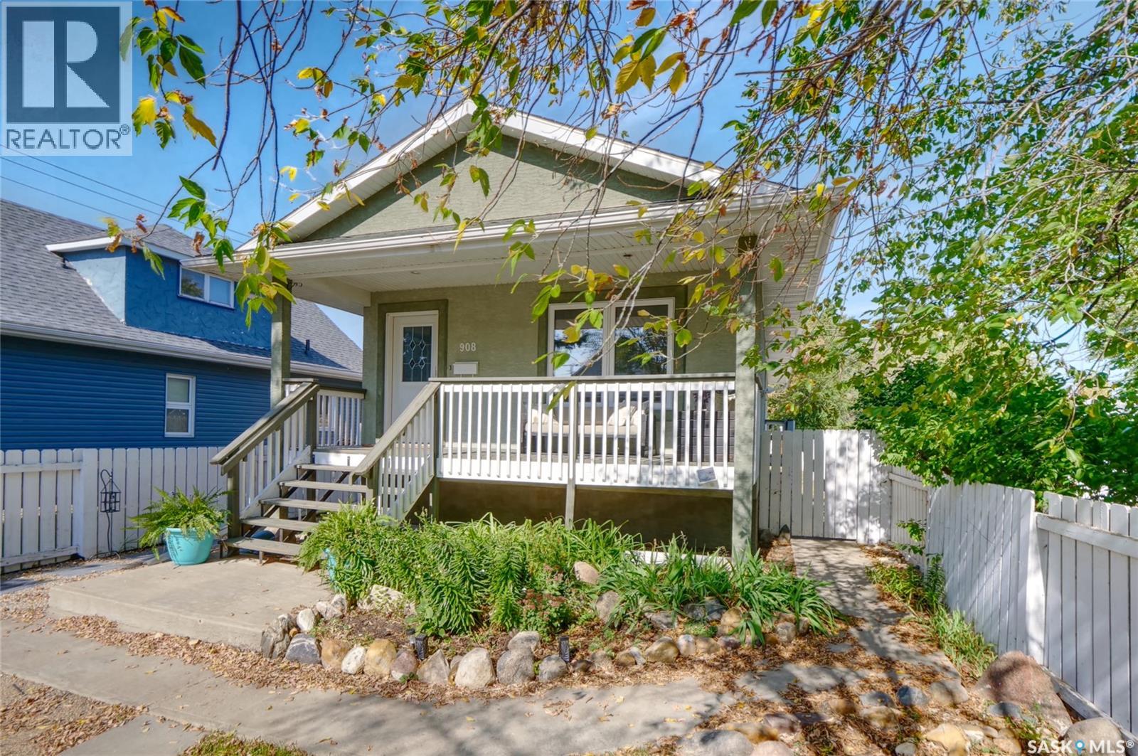 908 Stadacona St E, Moose Jaw, SK S6H 0K8