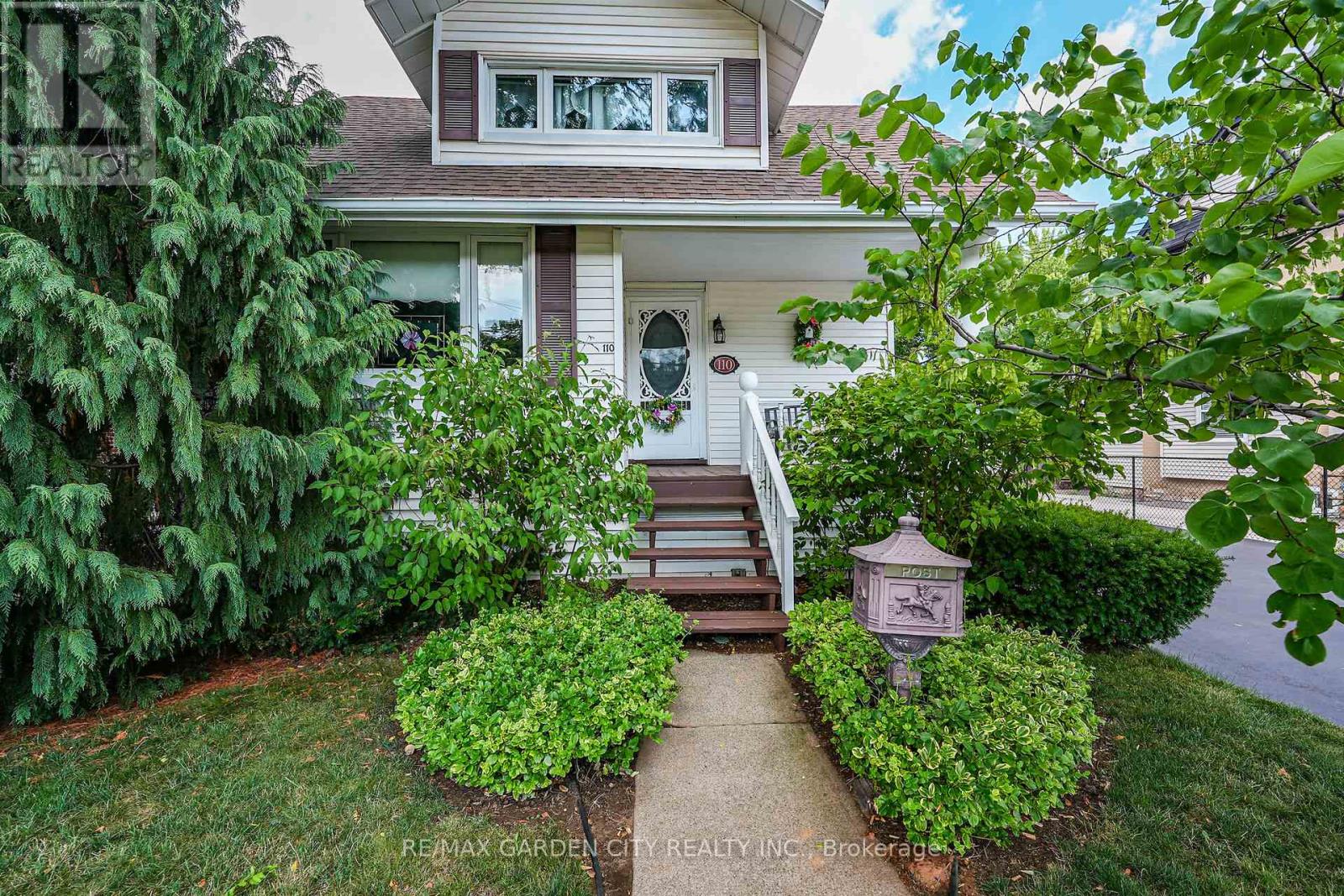 110 Livingston Ave, Grimsby, ON L3M 1L6