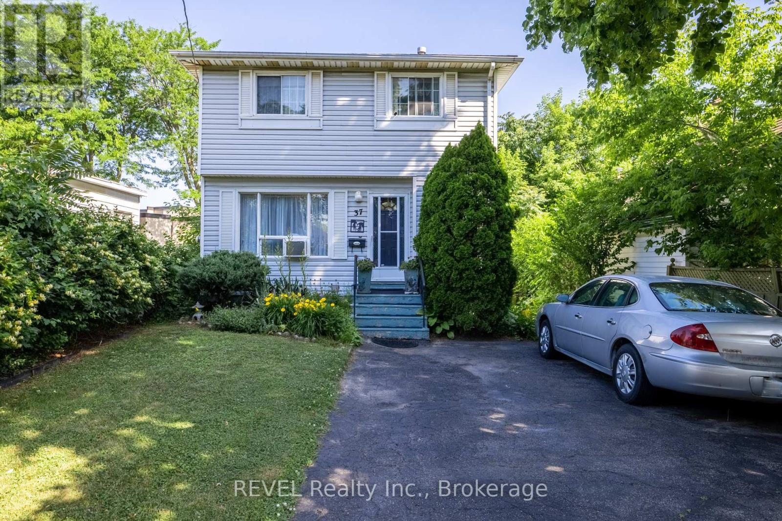 37 Manchester Ave, St. Catharines, ON L2R 1N9