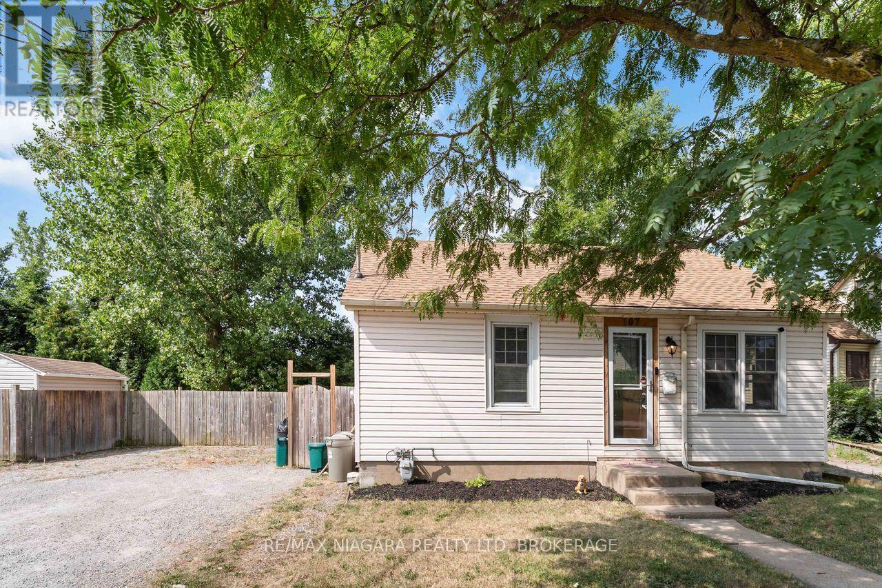 107 Oakdale Ave, St. Catharines, ON L2P 2L3