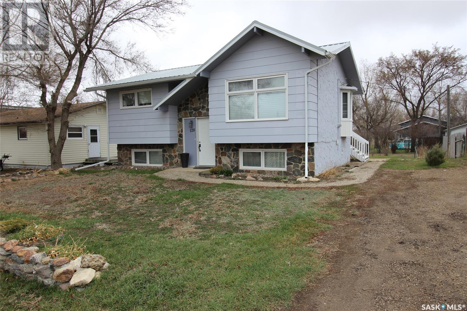 128 1 St E, Frontier, SK S0N 0W0