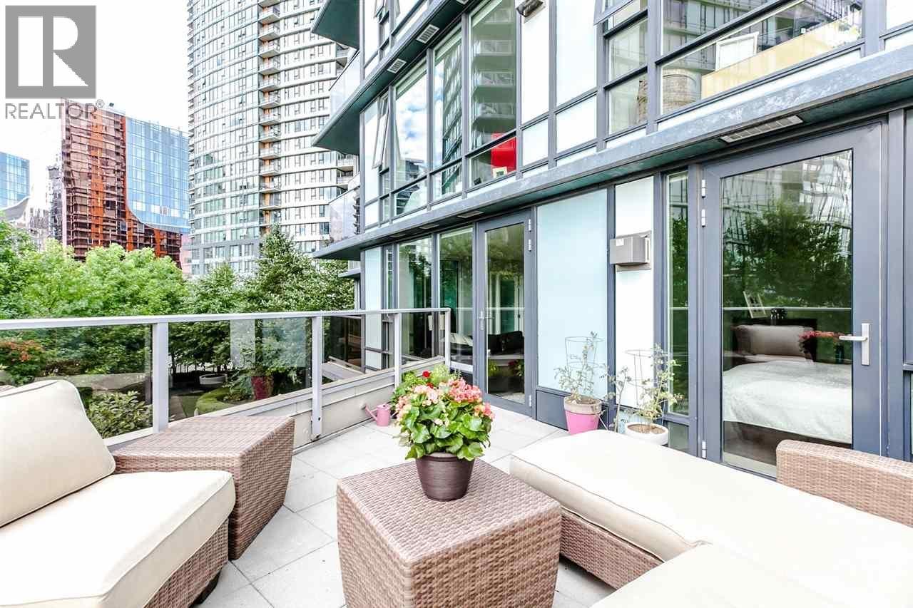 8 Smithe Mews Unit 305, Vancouver, BC V6B 0A5