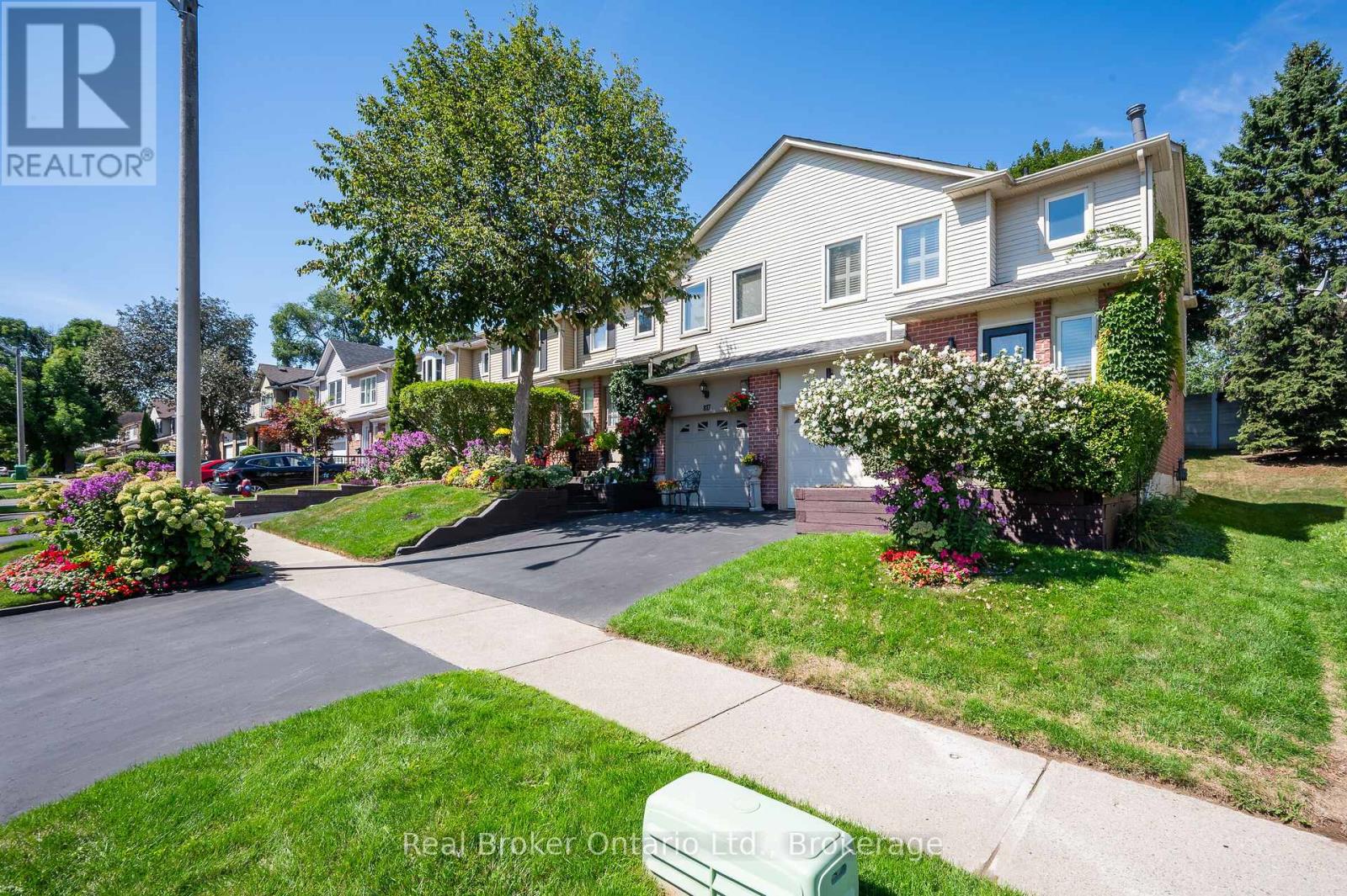 815 Sweetwater Cres, Mississauga, ON L5H 4A7