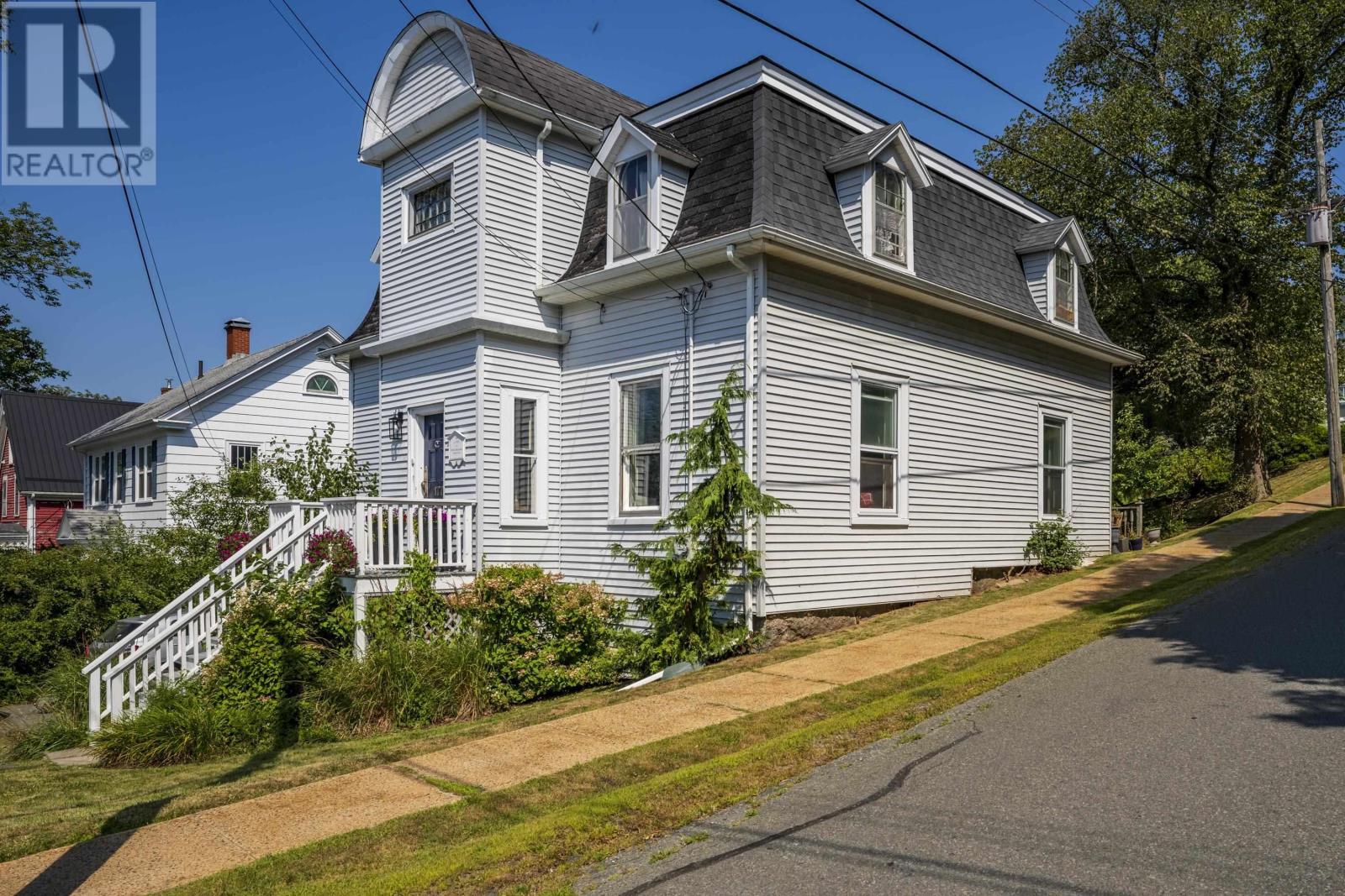 177 York St, Lunenburg, NS B0J 2C0