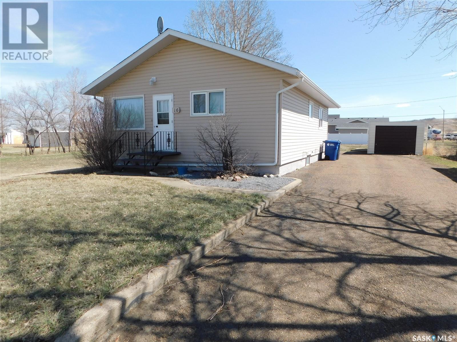 16 H Ave, Willow Bunch, SK S0H 4K0 MLS SK960218 Houseful