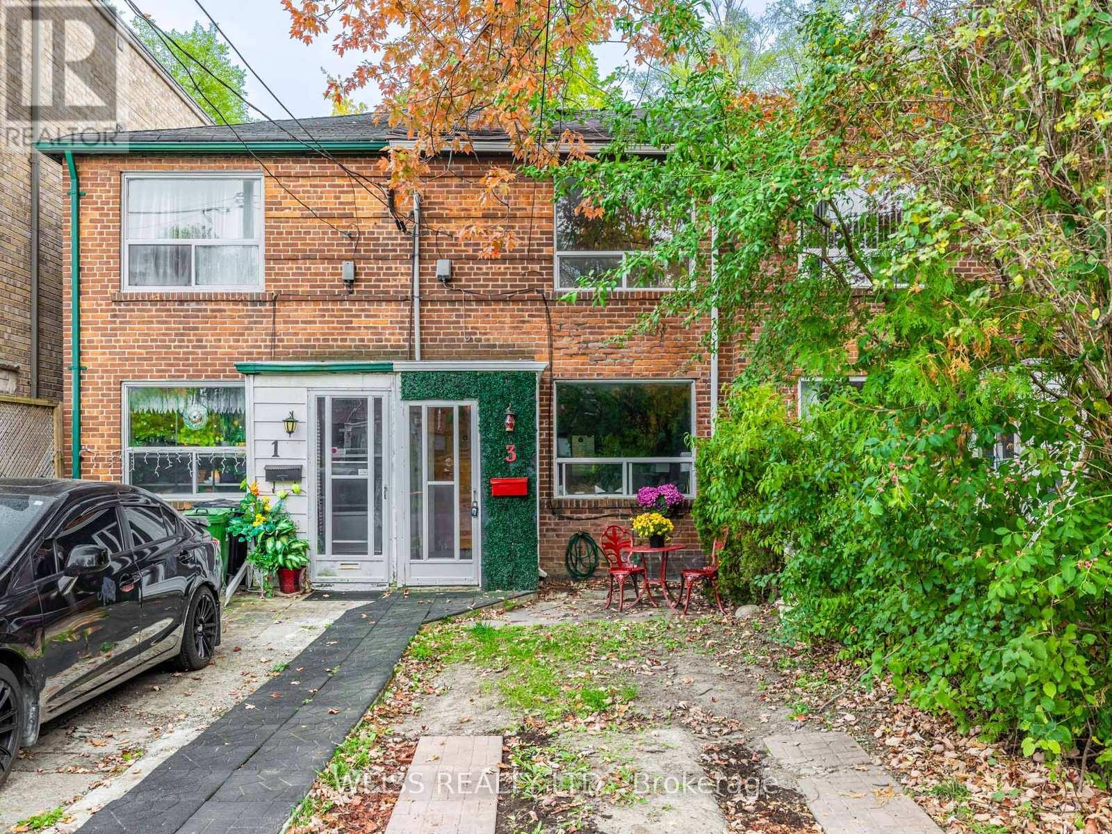 3 Khedive Ave, Toronto, ON M6A 2G1