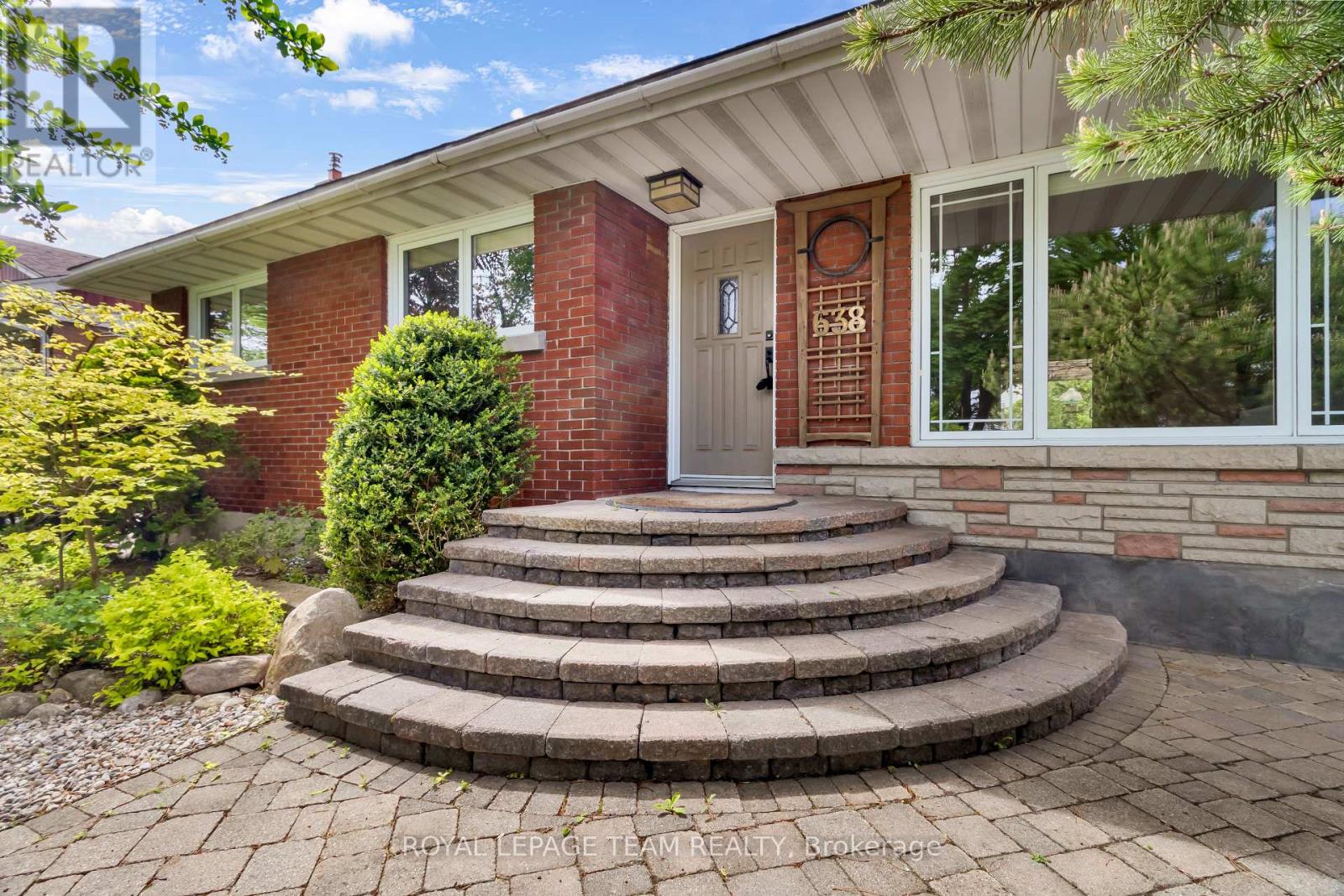 638 Coronation Ave, Ottawa, ON K1G 0M5
