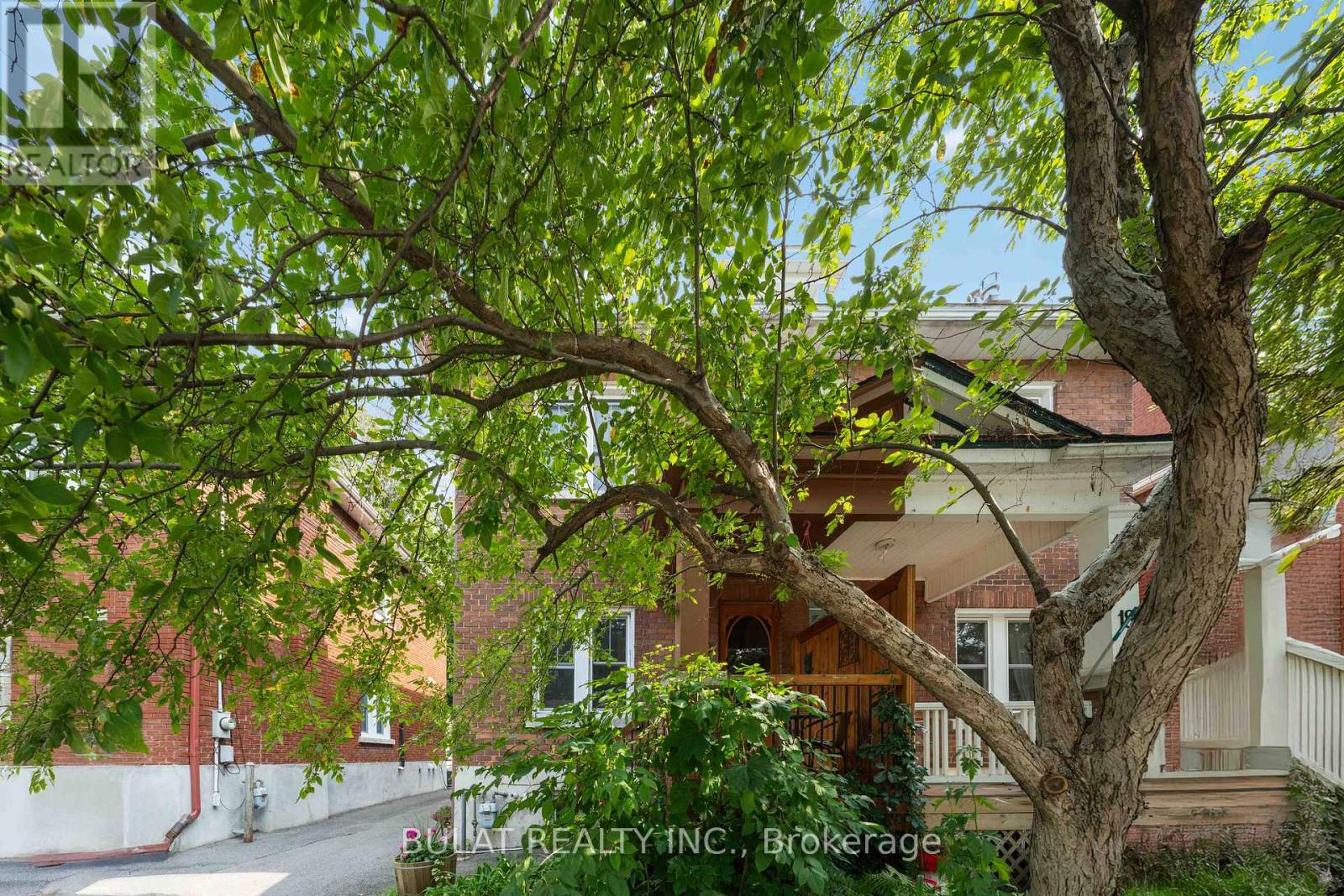 16 Foster St, Ottawa, ON K1Y 3J4